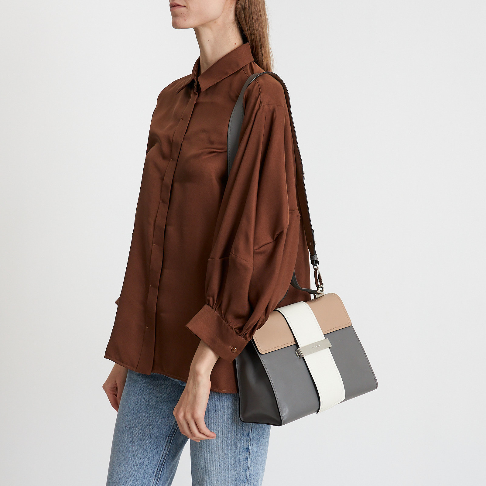 Сумка серого цвета Prada - фото из каталога магазина брендовой одежды Second Friend Store Сумка Prada - купить оригинал в секонд-хенде SFS - 9