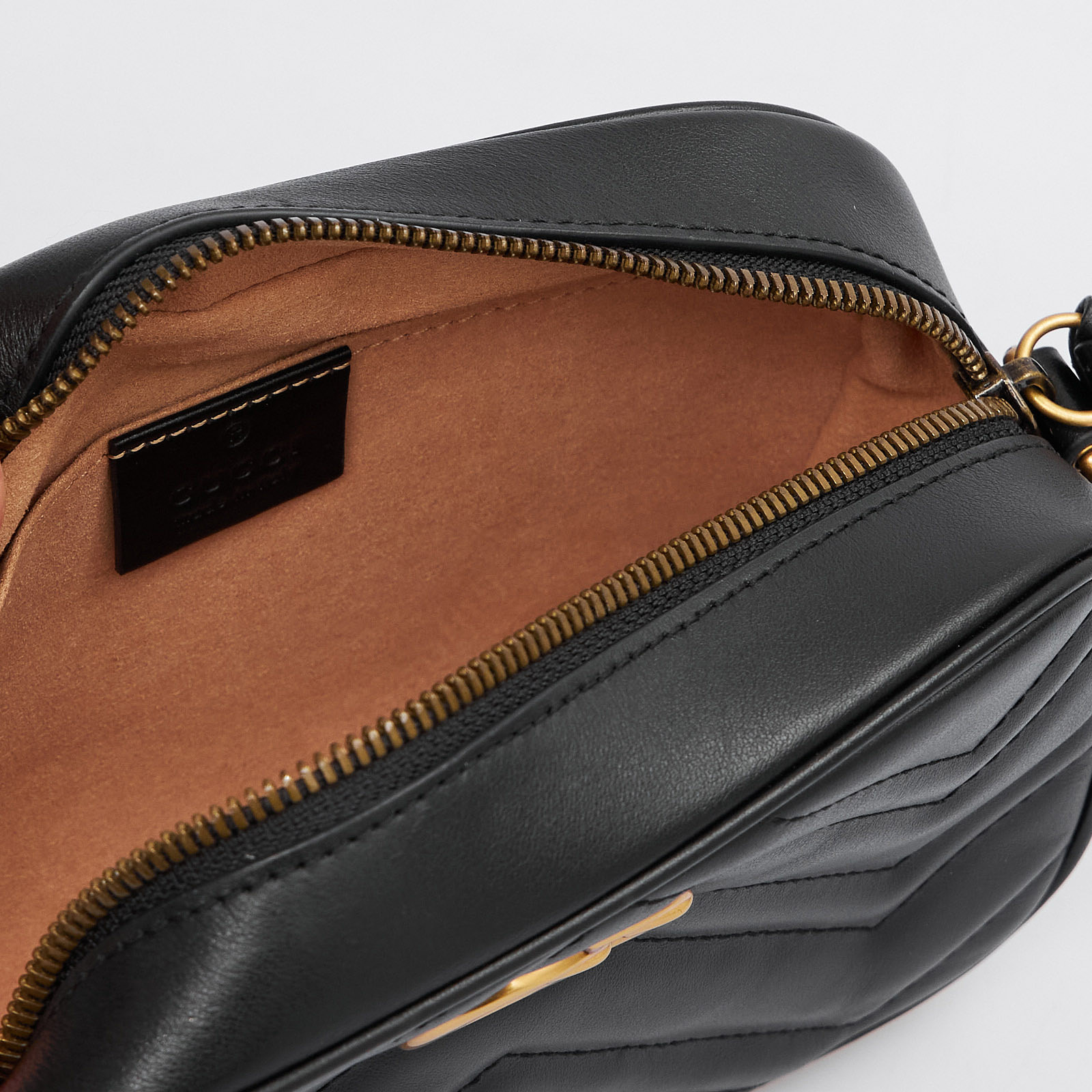 Сумка черного цвета Gucci - фото из каталога магазина брендовой одежды Second Friend Store Сумка Gucci - купить оригинал в секонд-хенде SFS - 8