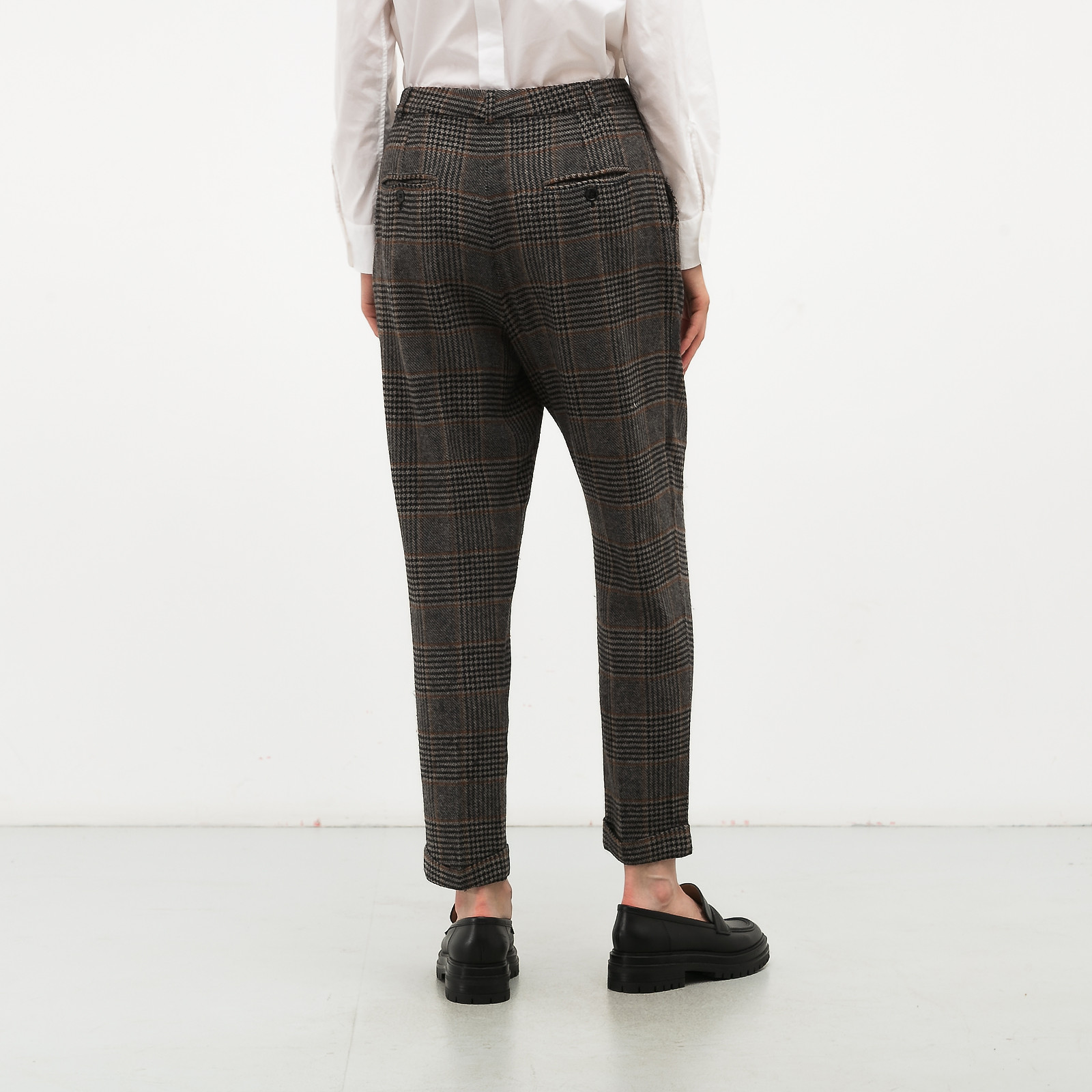 Брюки серого цвета Dolce&Gabbana - фото из каталога магазина брендовой одежды Second Friend Store Брюки Dolce&Gabbana - купить оригинал в секонд-хенде SFS - 3