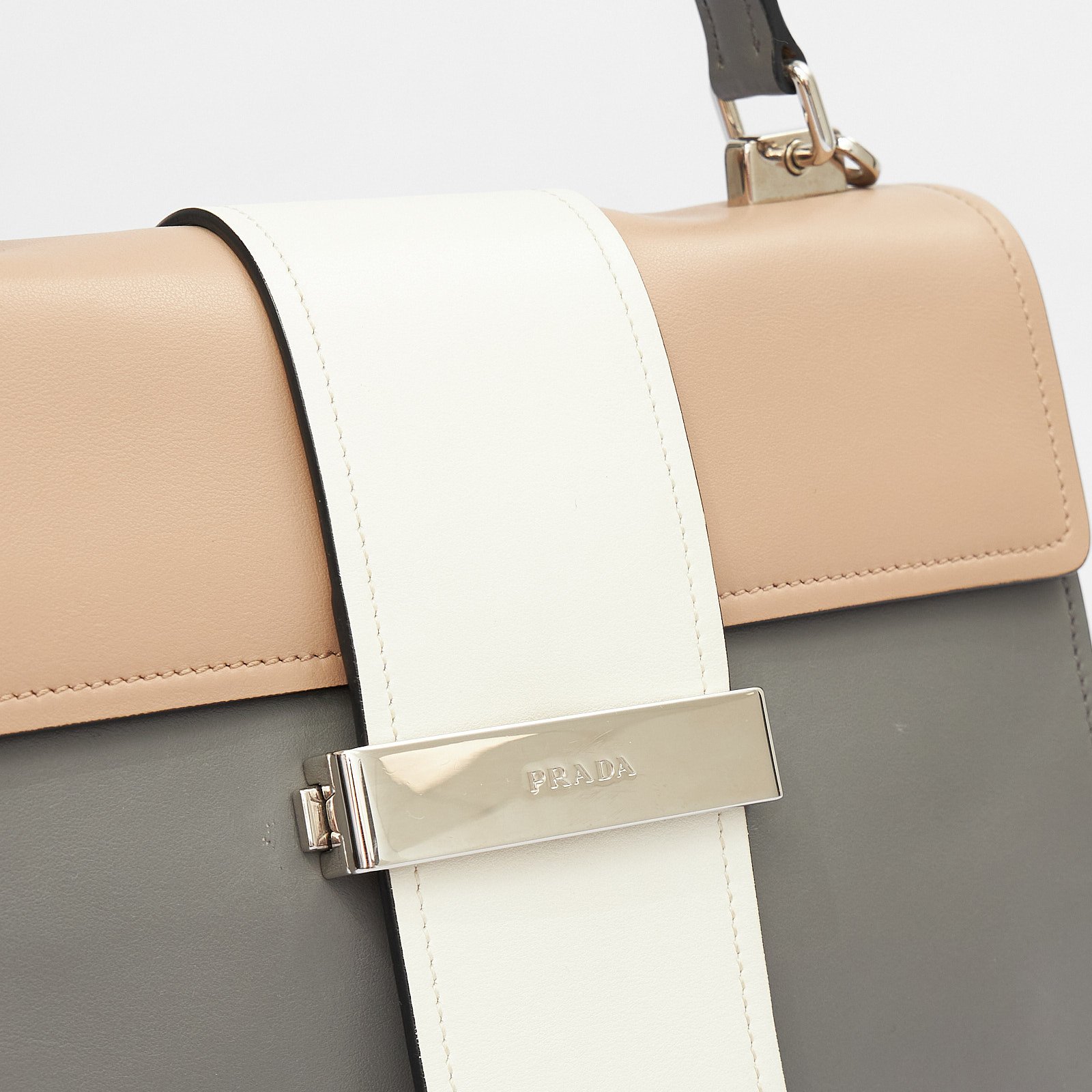 Сумка серого цвета Prada - фото из каталога магазина брендовой одежды Second Friend Store Сумка Prada - купить оригинал в секонд-хенде SFS - 5