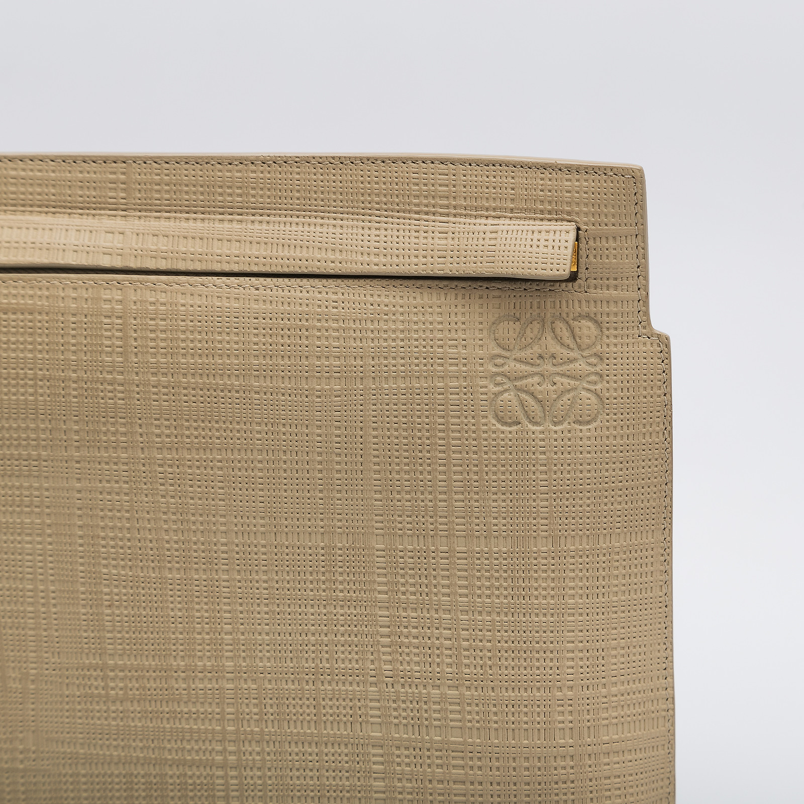 Клатч бежевого цвета Loewe - фото из каталога магазина брендовой одежды Second Friend Store Клатч Loewe - купить оригинал в секонд-хенде SFS - 7