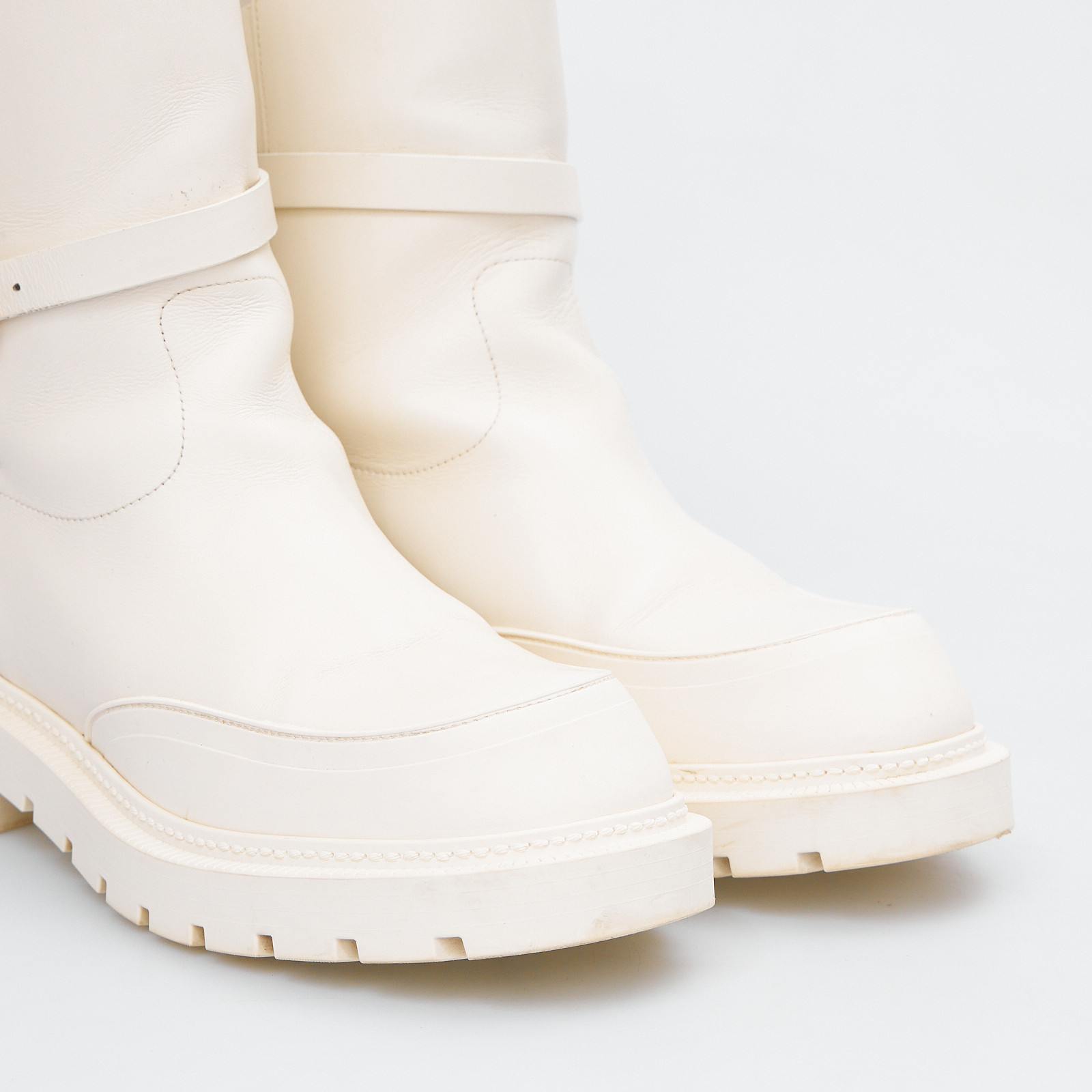 Сапоги  белого цвета Christian Dior - фото из каталога магазина брендовой одежды Second Friend Store Сапоги Christian Dior - купить оригинал в секонд-хенде SFS - 4