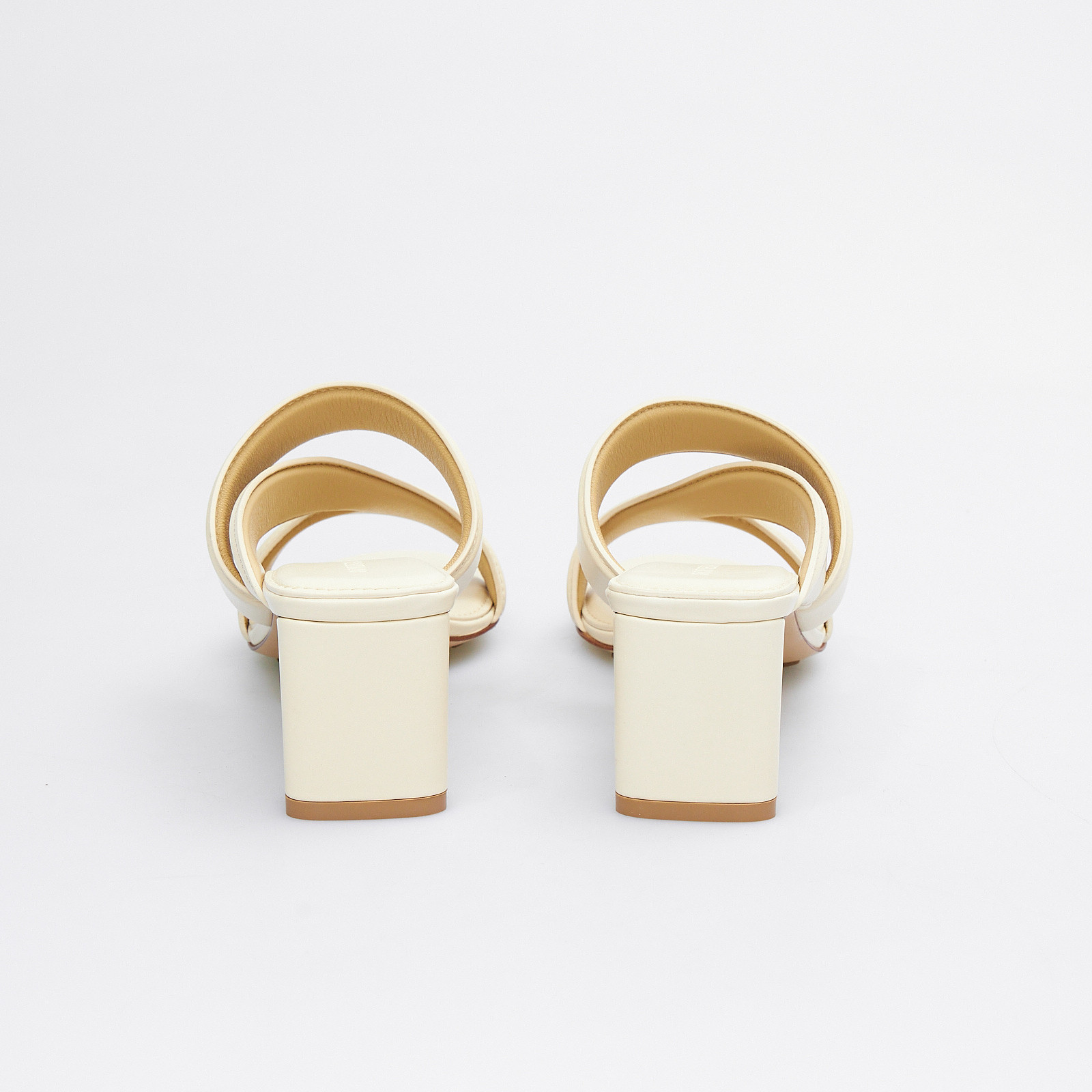 Босоножки белого цвета Bottega Veneta - фото из каталога магазина брендовой одежды Second Friend Store Босоножки Bottega Veneta - купить оригинал в секонд-хенде SFS - 3