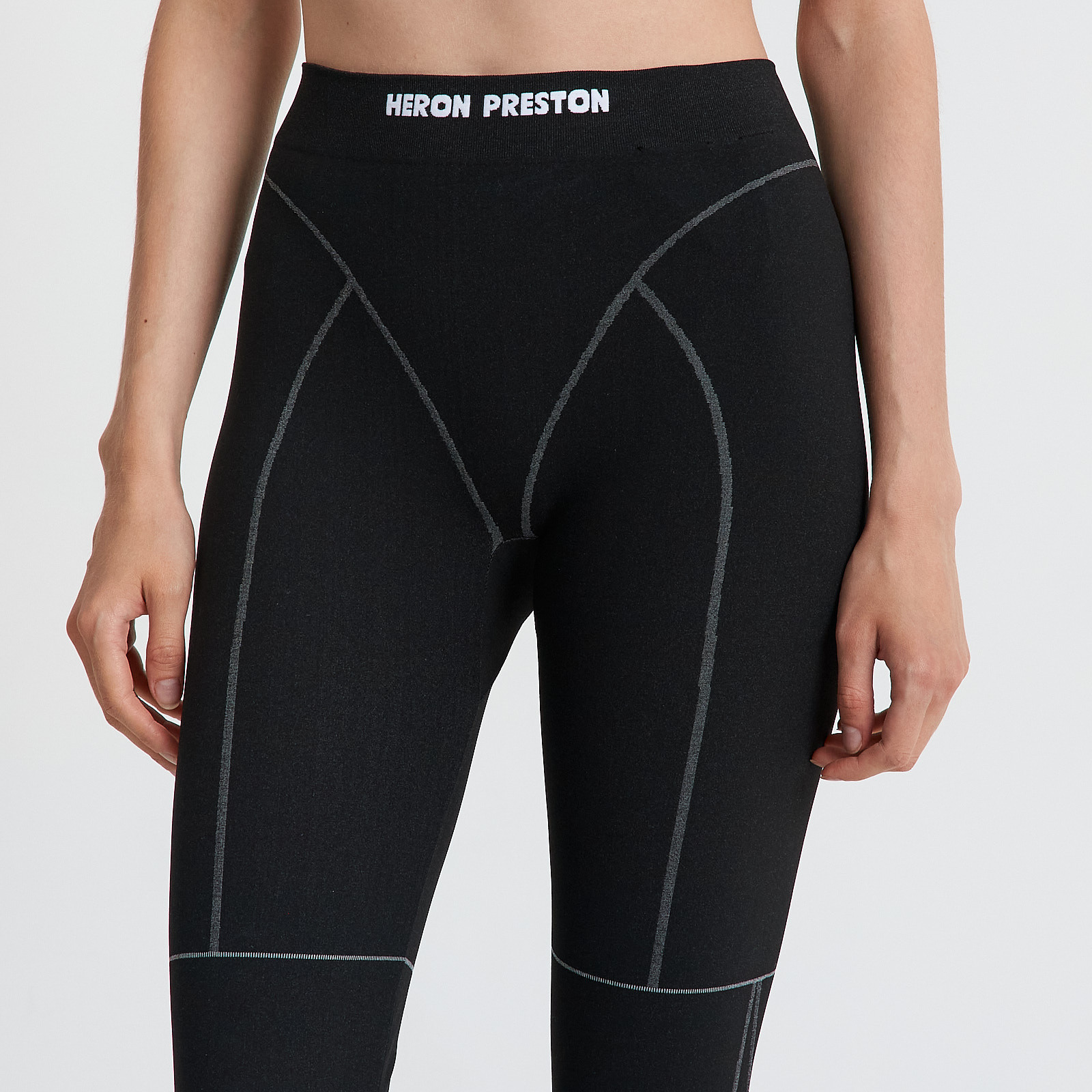 Леггинсы черного цвета Heron Preston - фото из каталога магазина брендовой одежды Second Friend Store Леггинсы Heron Preston - купить оригинал в секонд-хенде SFS - 4