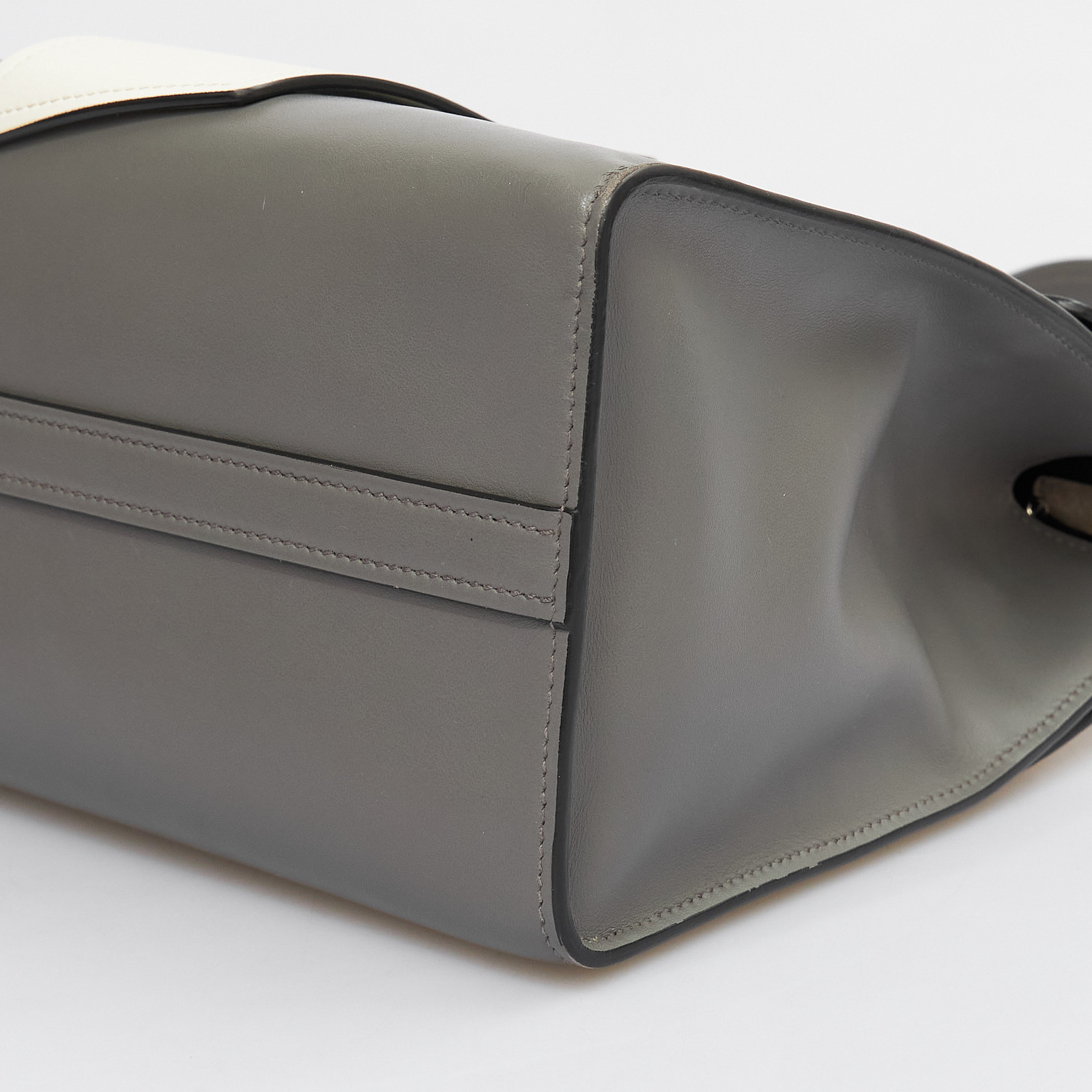 Сумка серого цвета Prada - фото из каталога магазина брендовой одежды Second Friend Store Сумка Prada - купить оригинал в секонд-хенде SFS - 7