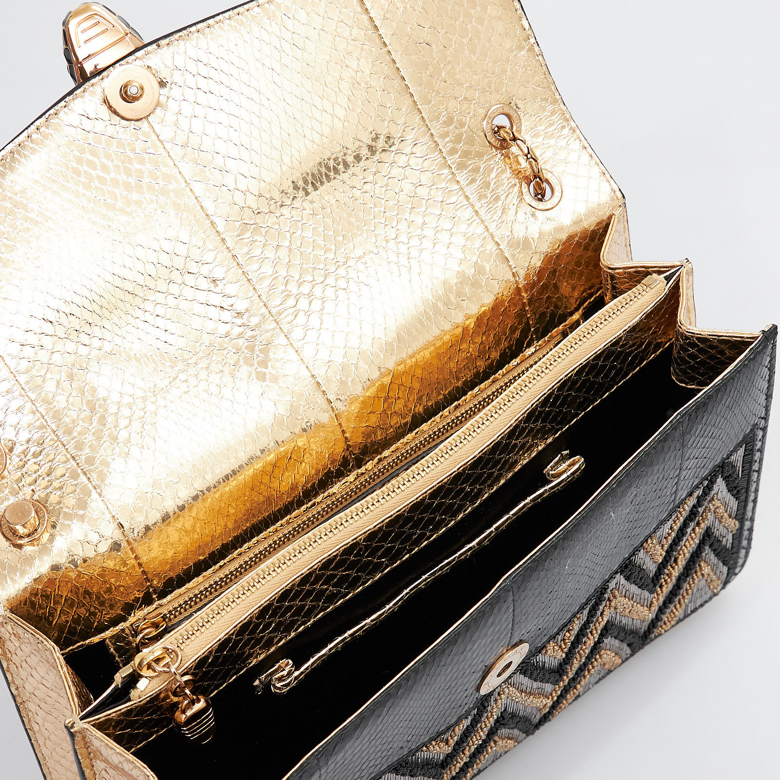 Сумка черного цвета Bvlgari - фото из каталога магазина брендовой одежды Second Friend Store Сумка Bvlgari - купить оригинал в секонд-хенде SFS - 8