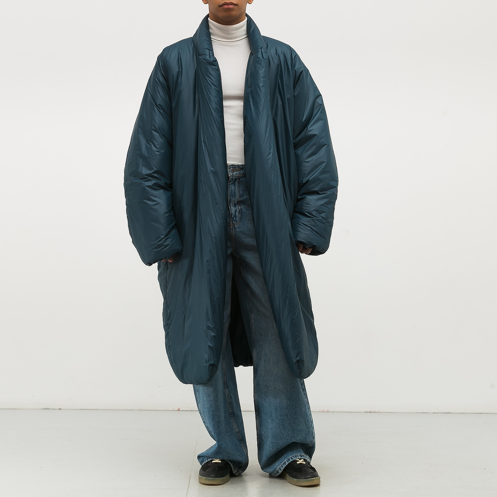 Пальто голубого цвета Yeezy x GAP - фото из каталога магазина брендовой одежды Second Friend Store Пальто Yeezy x GAP - купить оригинал в секонд-хенде SFS - 1