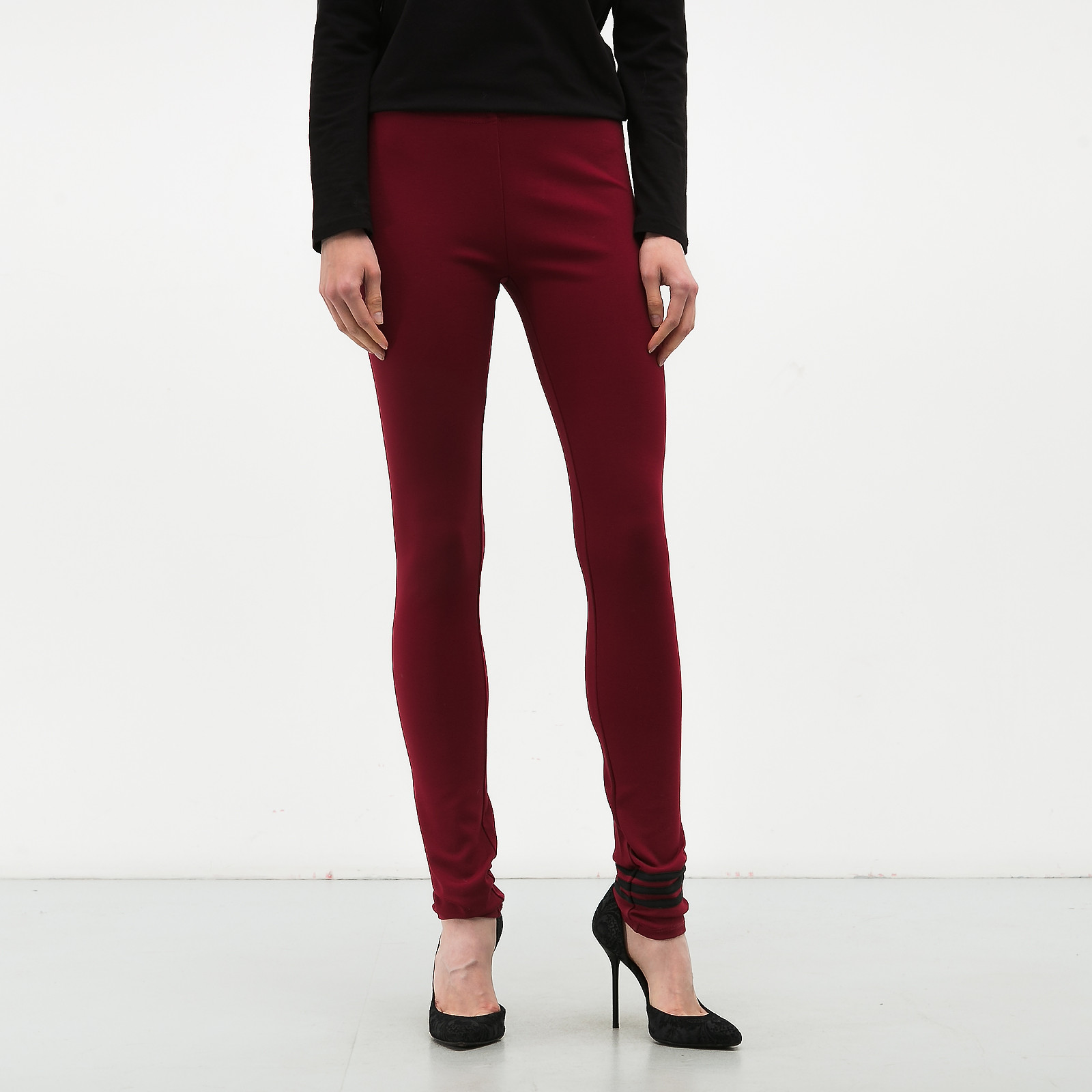 Брюки красного цвета Y-3 - фото из каталога магазина брендовой одежды Second Friend Store Брюки Y-3 - купить оригинал в секонд-хенде SFS - 1