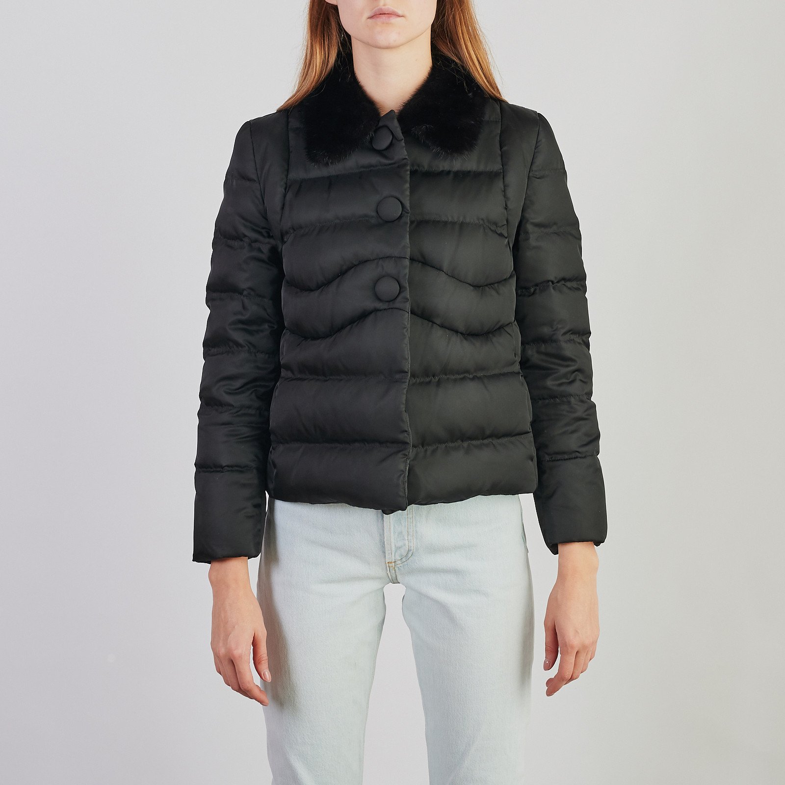 Пуховик черного цвета Prada - фото из каталога магазина брендовой одежды Second Friend Store Пуховик Prada - купить оригинал в секонд-хенде SFS - 1