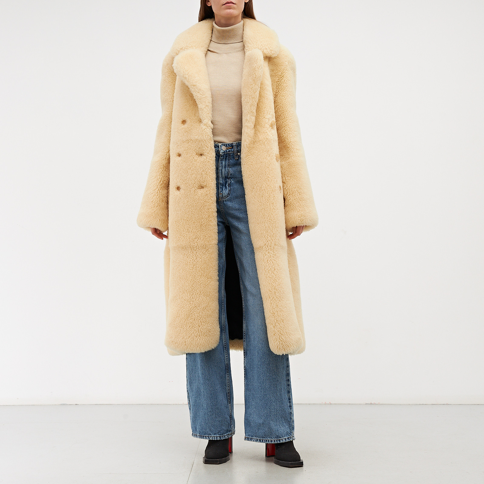 Шуба белого цвета Celine - фото из каталога магазина брендовой одежды Second Friend Store Шуба Celine - купить оригинал в секонд-хенде SFS - 2