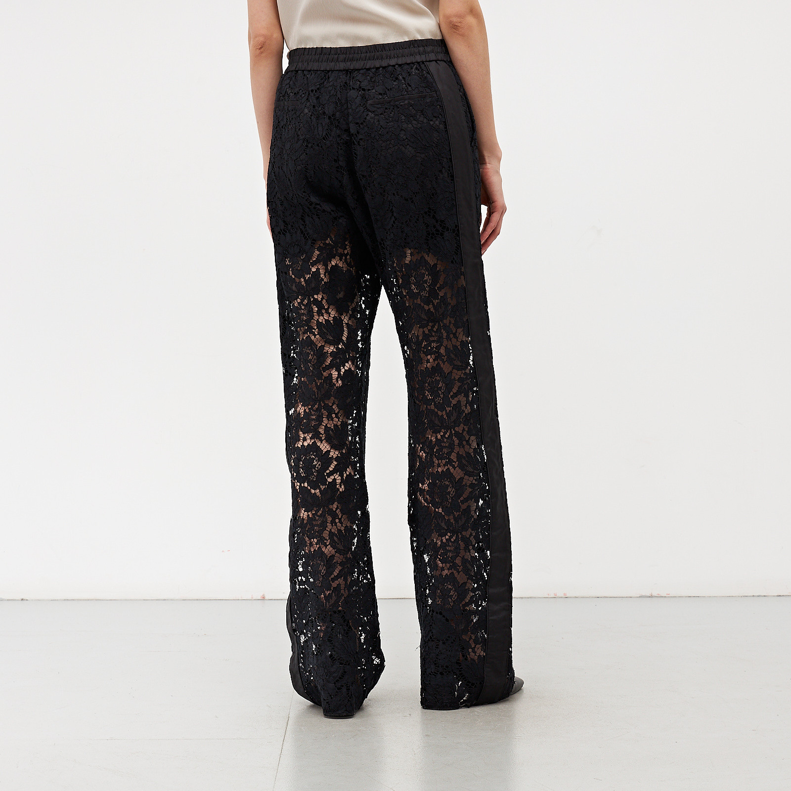 Брюки черного цвета Valentino - фото из каталога магазина брендовой одежды Second Friend Store Брюки Valentino - купить оригинал в секонд-хенде SFS - 3