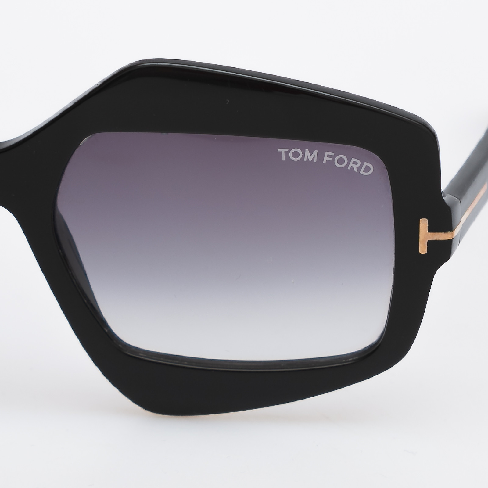 Солнцезащитные очки черного цвета Tom Ford - фото из каталога магазина брендовой одежды Second Friend Store Солнцезащитные очки Tom Ford - купить оригинал в секонд-хенде SFS - 4