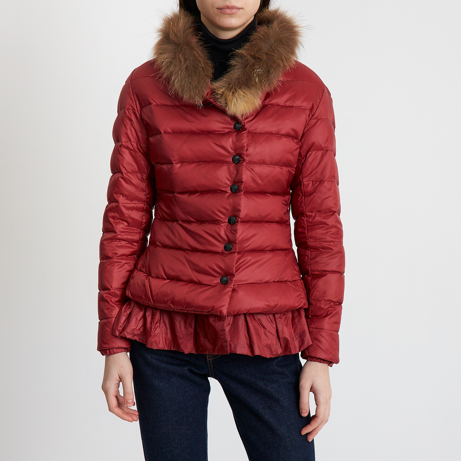 Пуховик красного цвета Moncler - фото из каталога магазина брендовой одежды Second Friend Store Пуховик Moncler - купить оригинал в секонд-хенде SFS - 1