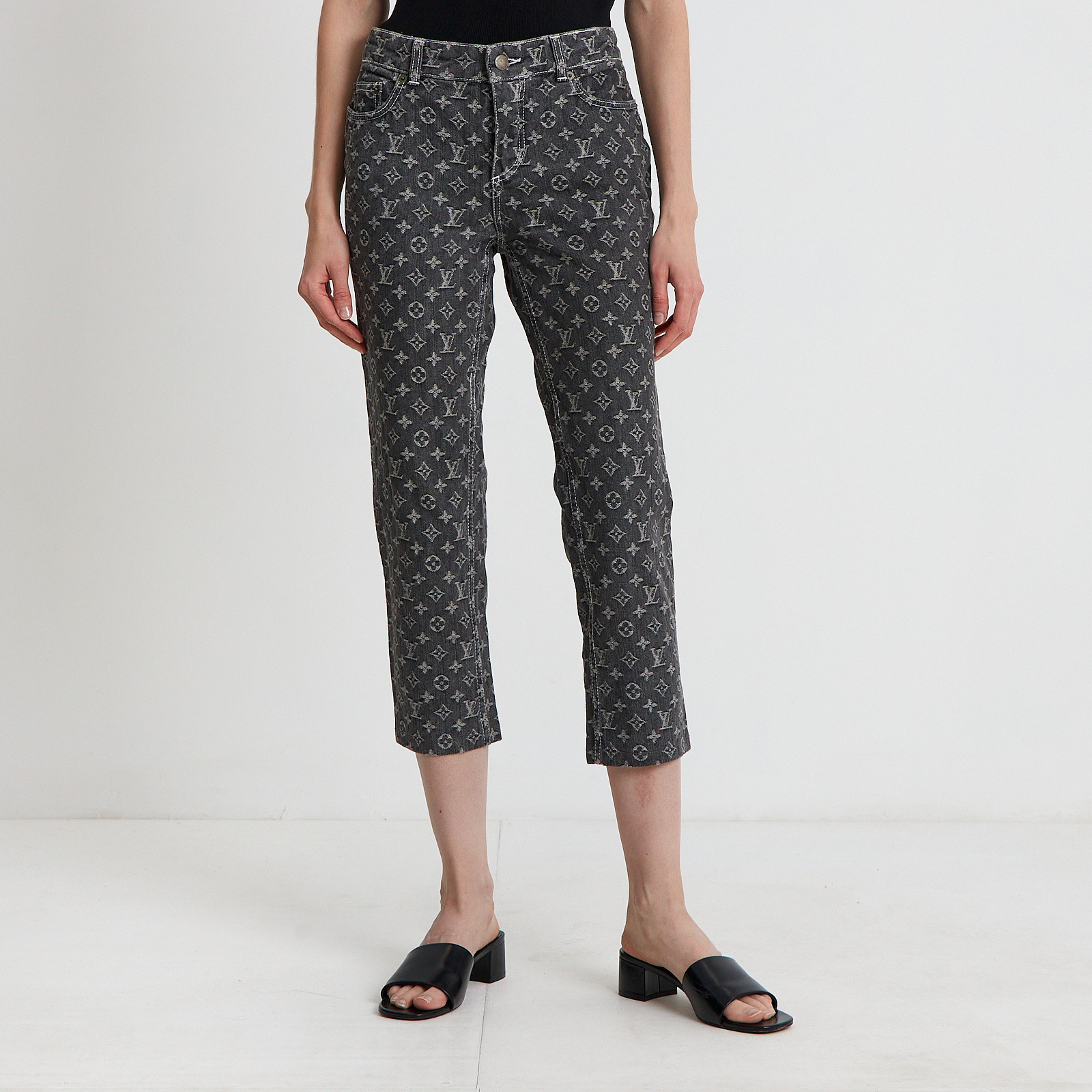 Джинсы серого цвета Louis Vuitton - фото из каталога магазина брендовой одежды Second Friend Store Джинсы Louis Vuitton - купить оригинал в секонд-хенде SFS - 1