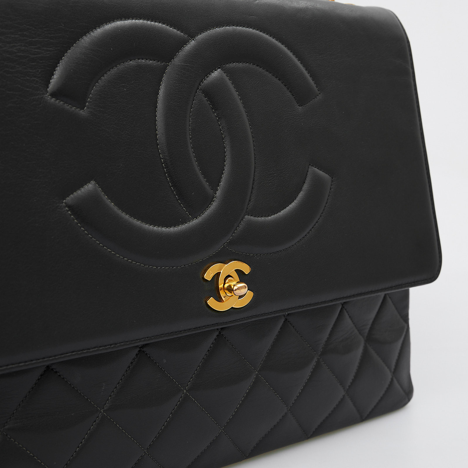 Сумка черного цвета Chanel - фото из каталога магазина брендовой одежды Second Friend Store Сумка Chanel - купить оригинал в секонд-хенде SFS - 5