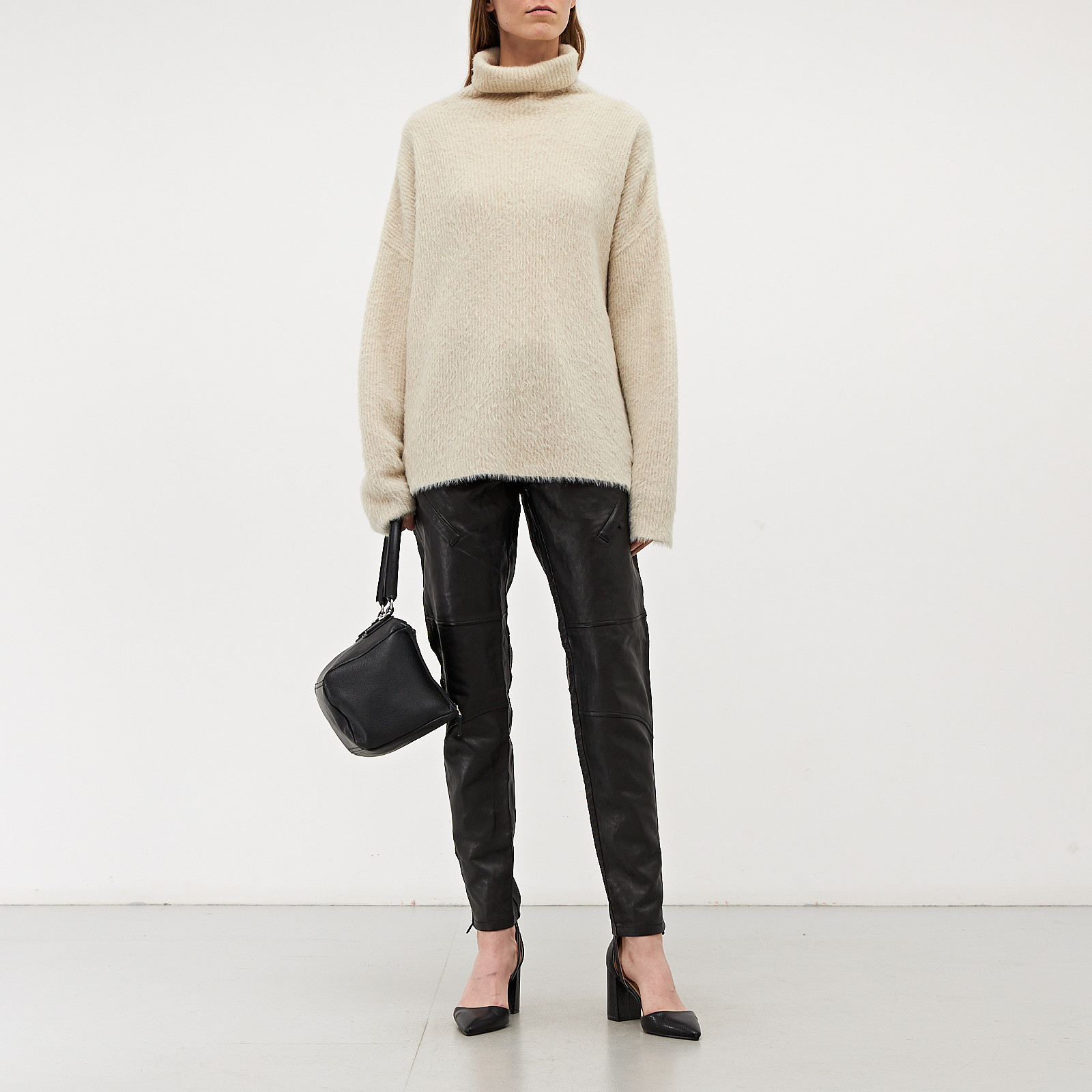 Свитер  бежевого цвета Uma Wang - фото из каталога магазина брендовой одежды Second Friend Store Свитер Uma Wang - купить оригинал в секонд-хенде SFS - 2