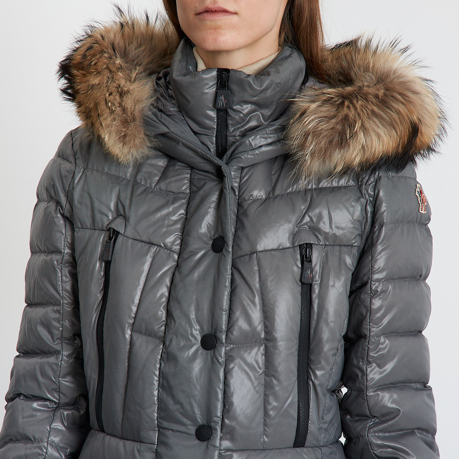 Пуховик серого цвета Moncler - фото из каталога магазина брендовой одежды Second Friend Store Пуховик Moncler - купить оригинал в секонд-хенде SFS - 5