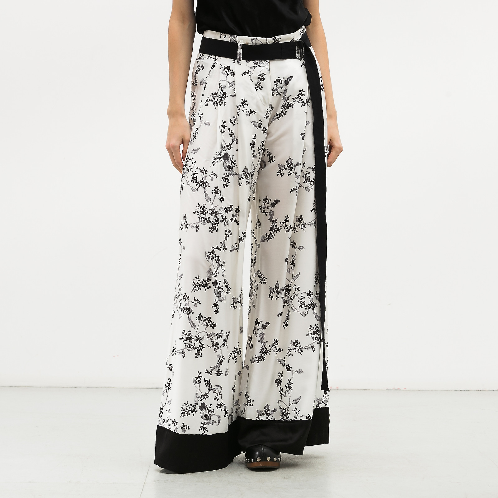 Брюки белого цвета Ann Demeulemeester - фото из каталога магазина брендовой одежды Second Friend Store Брюки Ann Demeulemeester - купить оригинал в секонд-хенде SFS - 1