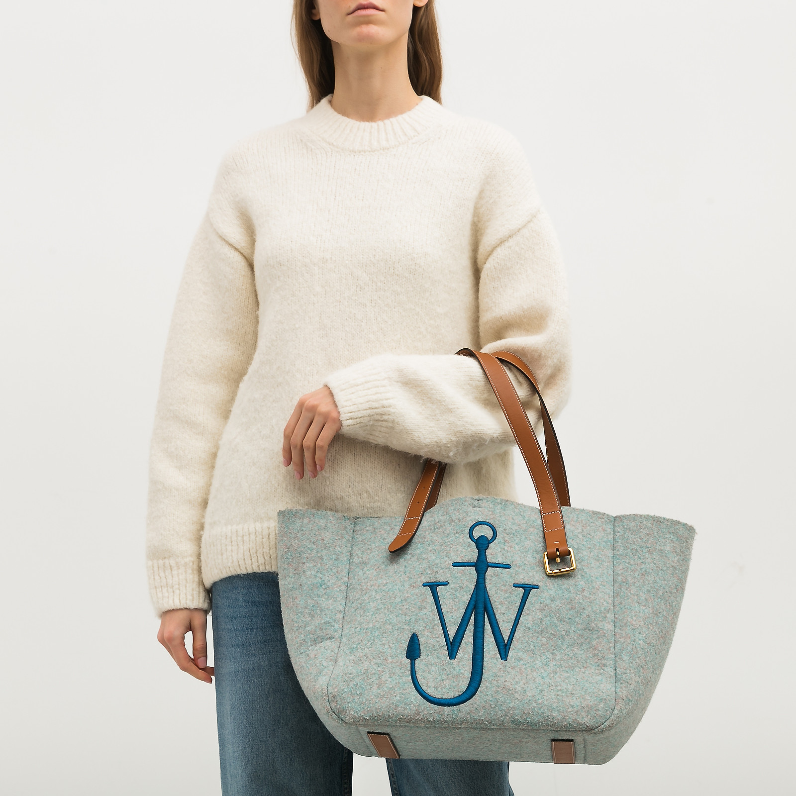 Сумка серого цвета JW Anderson - фото из каталога магазина брендовой одежды Second Friend Store Сумка JW Anderson - купить оригинал в секонд-хенде SFS - 7