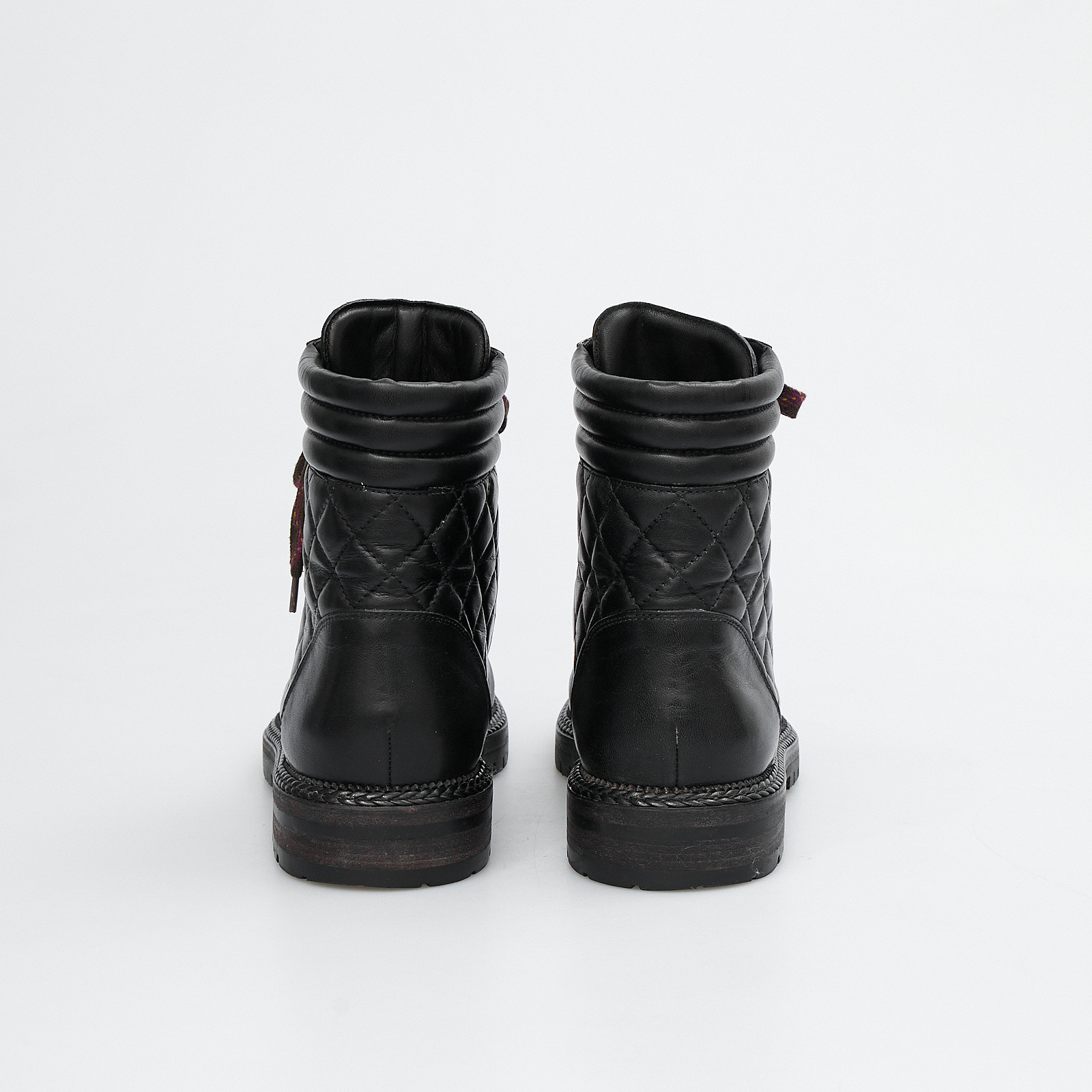 Ботинки черного цвета Chanel - фото из каталога магазина брендовой одежды Second Friend Store Ботинки Chanel - купить оригинал в секонд-хенде SFS - 3