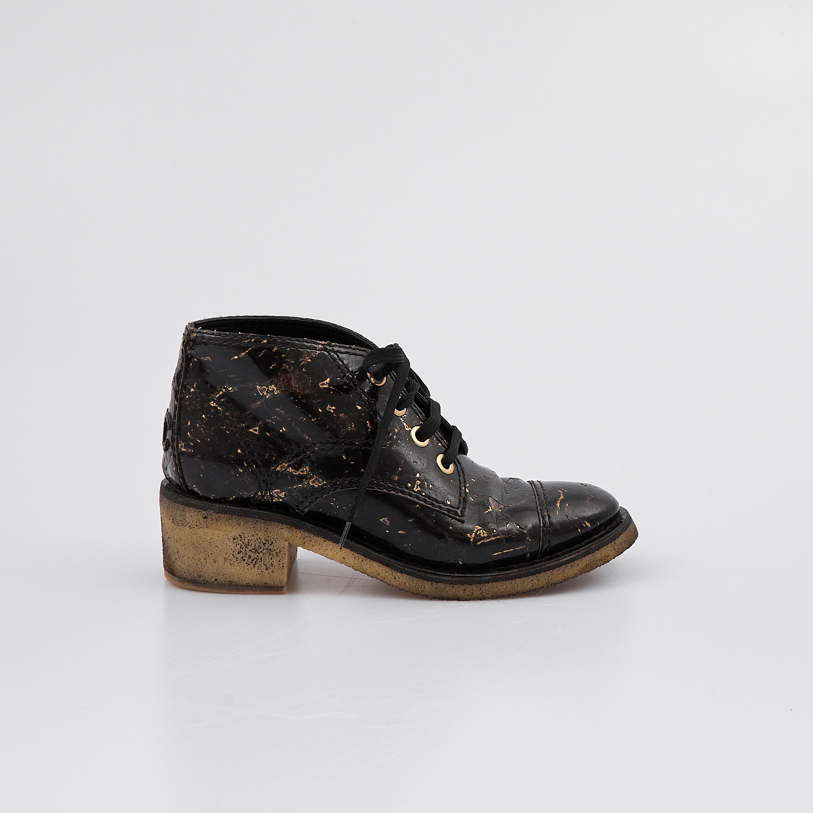 Ботинки черного цвета Chanel - фото из каталога магазина брендовой одежды Second Friend Store Ботинки Chanel - купить оригинал в секонд-хенде SFS - 1