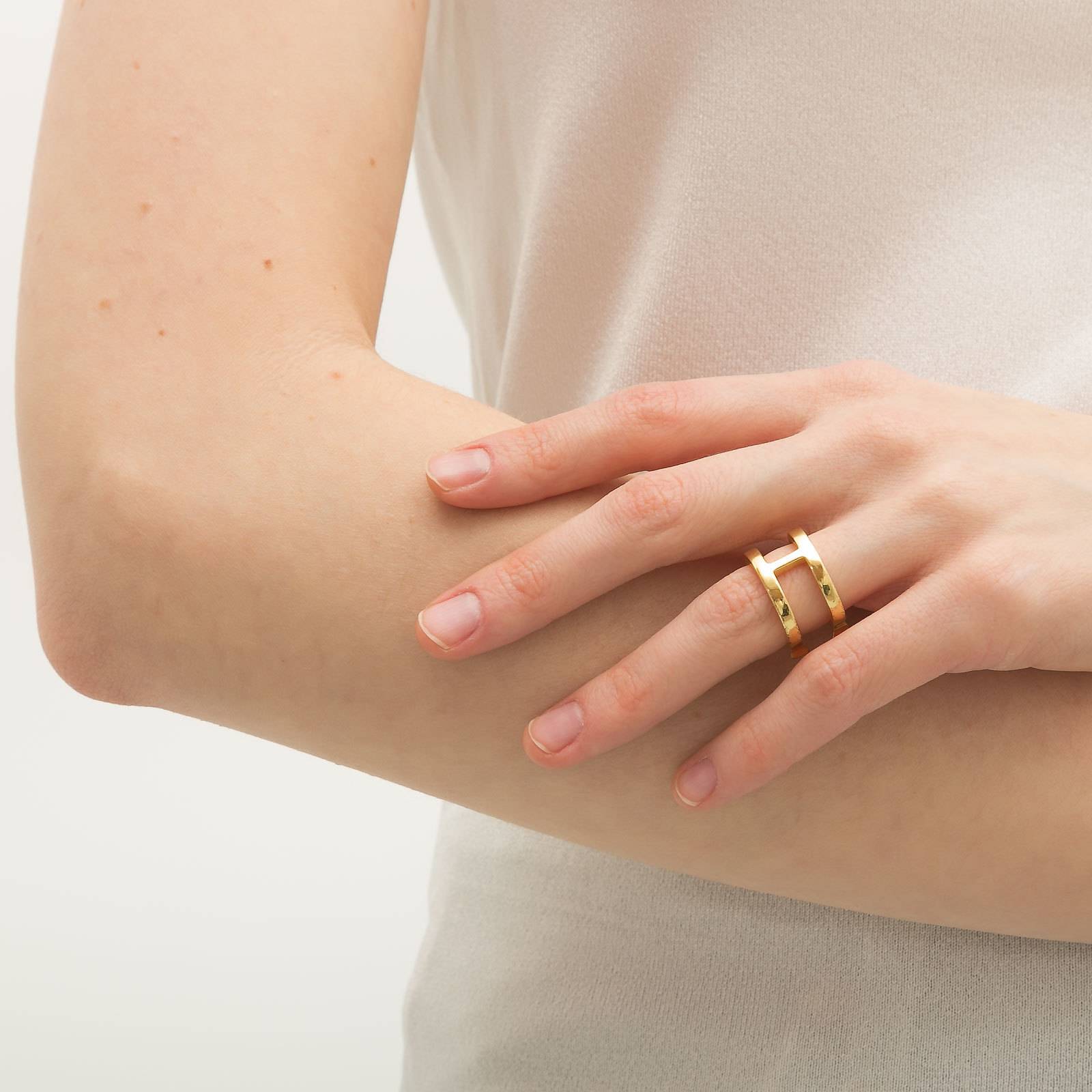 Кольцо золотого цвета Carolina Herrera - фото из каталога магазина брендовой одежды Second Friend Store Кольцо Carolina Herrera - купить оригинал в секонд-хенде SFS - 1