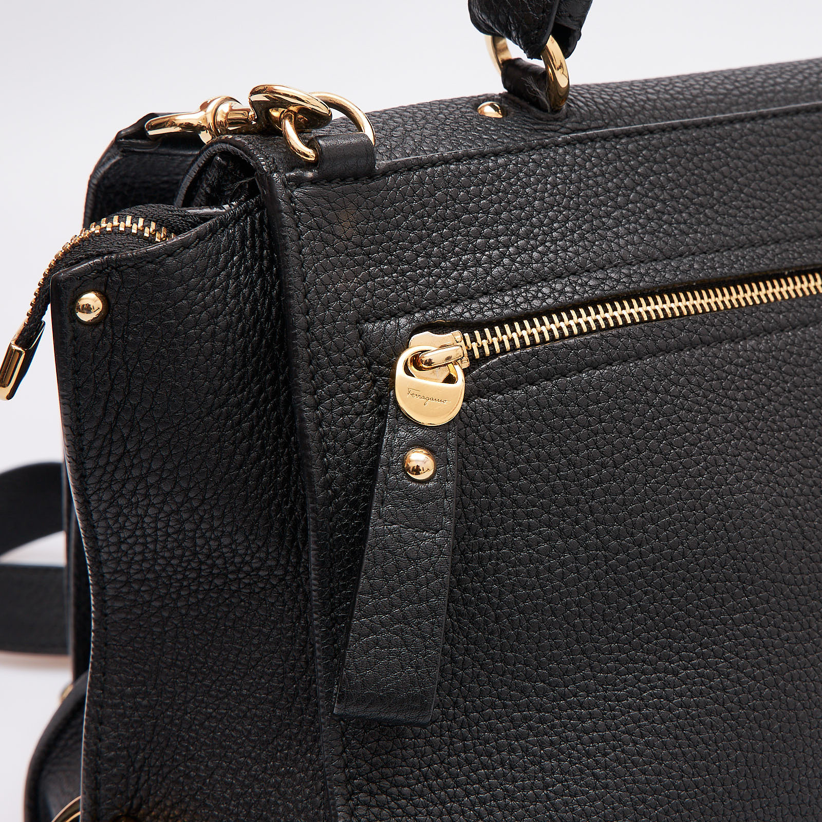 Сумка черного цвета Salvatore Ferragamo - фото из каталога магазина брендовой одежды Second Friend Store Сумка Salvatore Ferragamo - купить оригинал в секонд-хенде SFS - 5