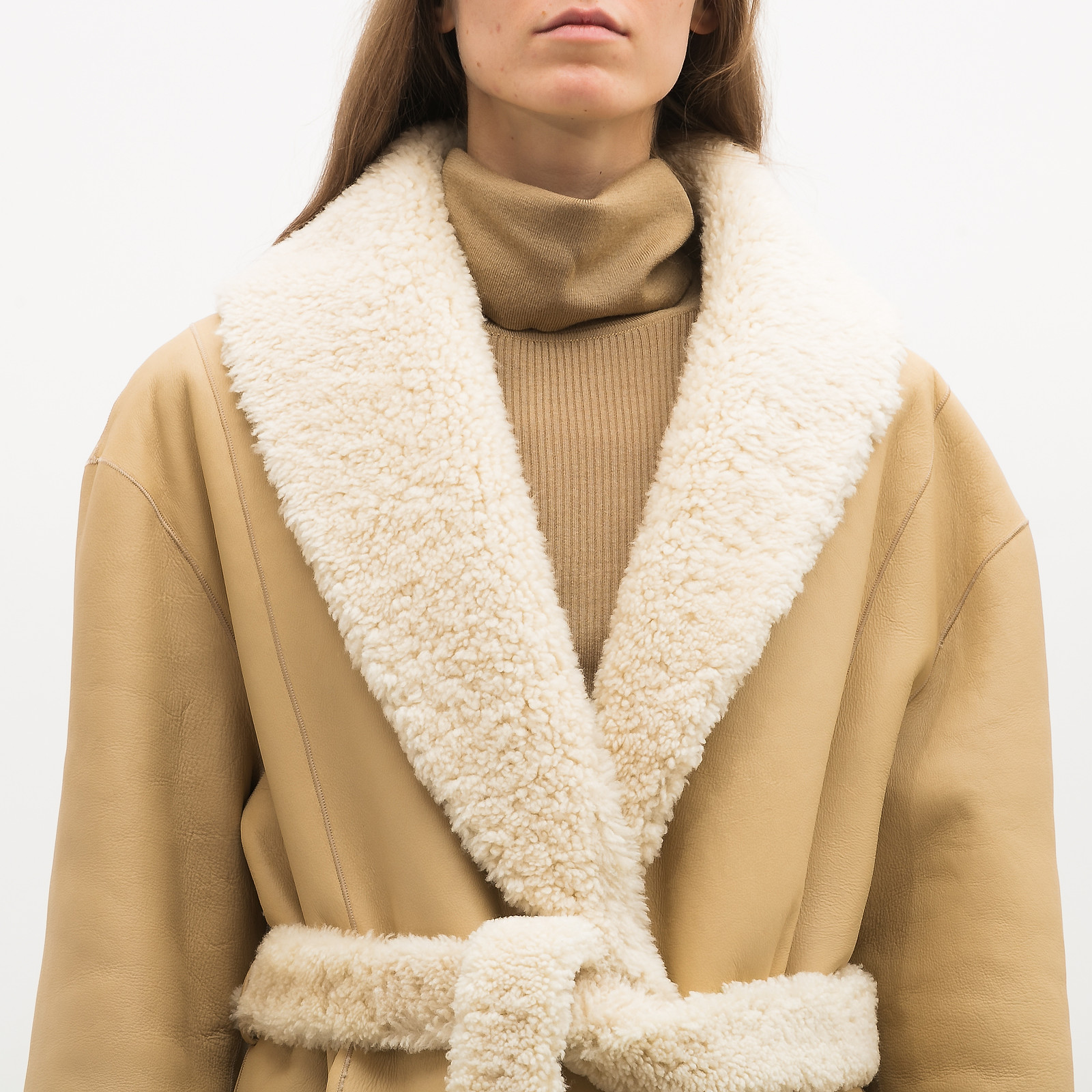 Дубленка бежевого цвета Bats - фото из каталога магазина брендовой одежды Second Friend Store Дубленка Bats - купить оригинал в секонд-хенде SFS - 5