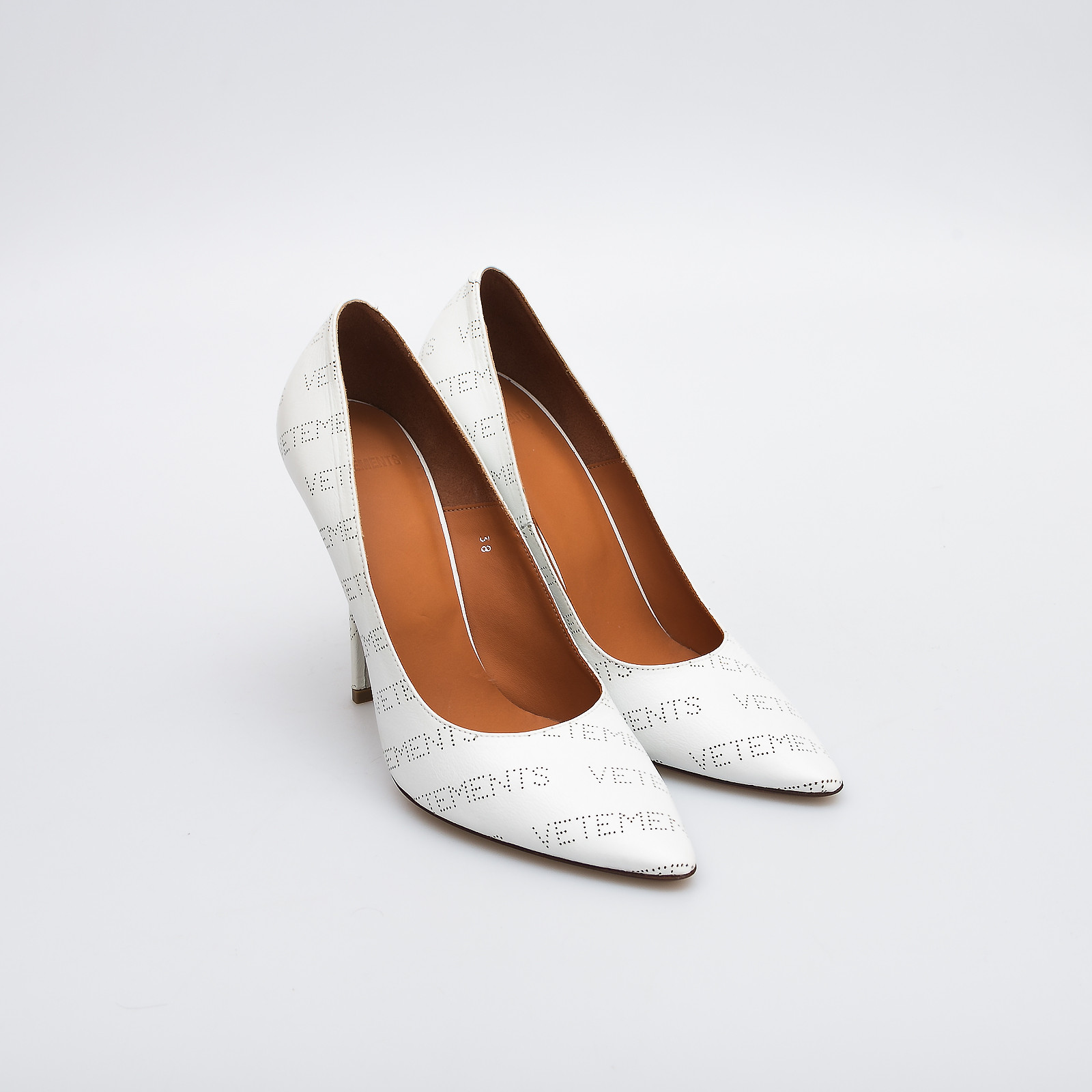 Туфли белого цвета Vetements - фото из каталога магазина брендовой одежды Second Friend Store Туфли Vetements - купить оригинал в секонд-хенде SFS - 2