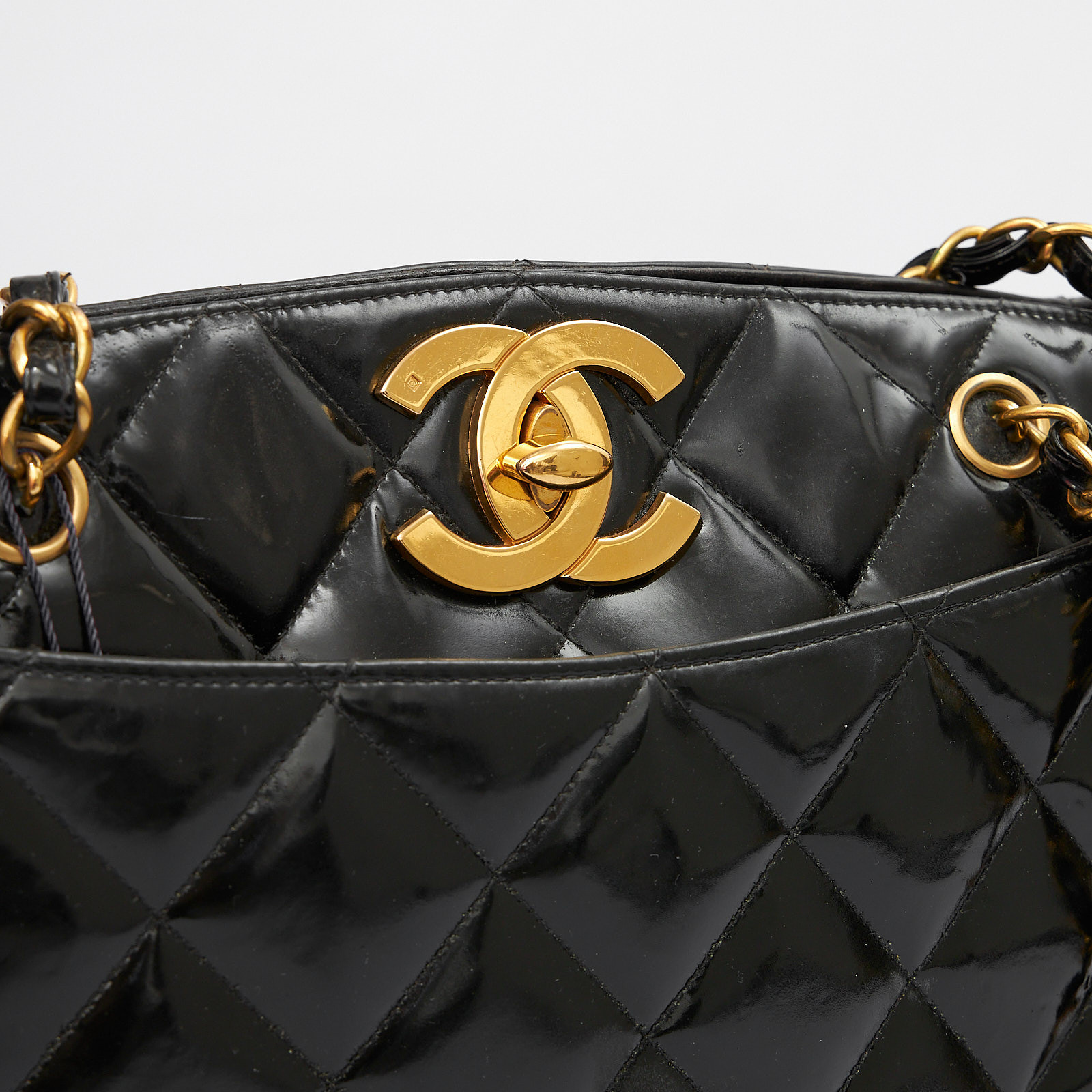 Сумка  черного цвета Chanel - фото из каталога магазина брендовой одежды Second Friend Store Сумка Chanel - купить оригинал в секонд-хенде SFS - 5