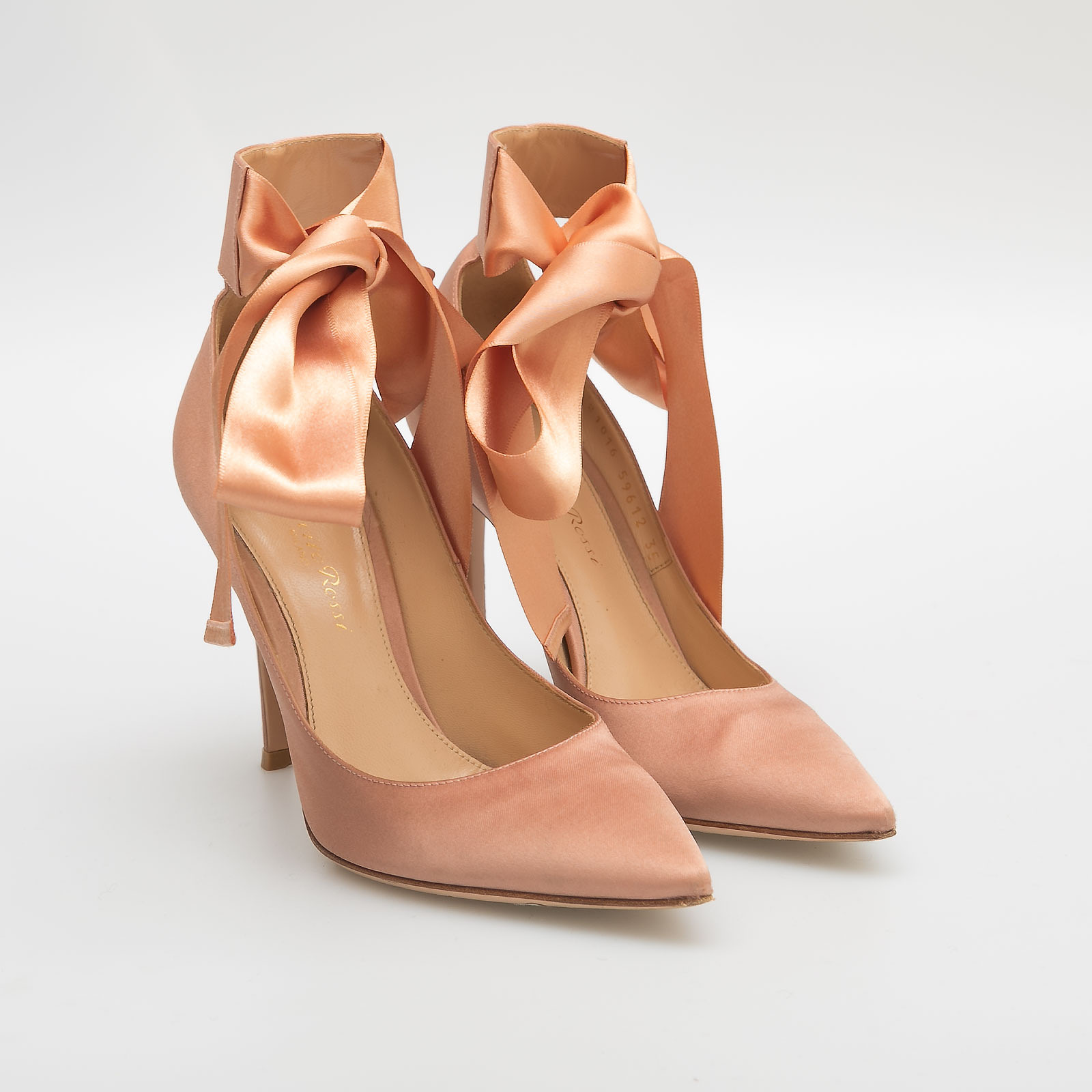 Туфли розового цвета Gianvito Rossi - фото из каталога магазина брендовой одежды Second Friend Store Туфли Gianvito Rossi - купить оригинал в секонд-хенде SFS - 2