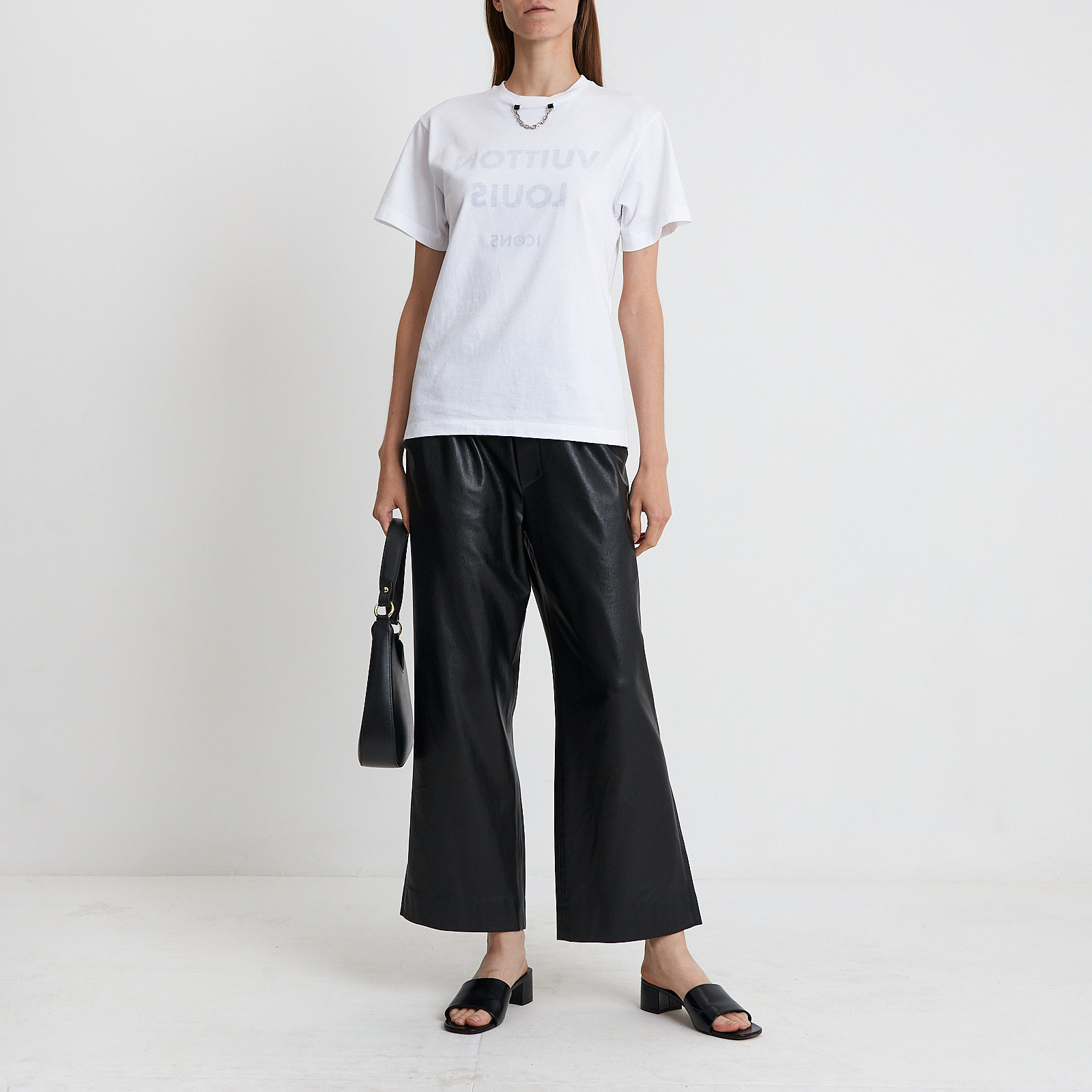 Футболка белого цвета Louis Vuitton - фото из каталога магазина брендовой одежды Second Friend Store Футболка Louis Vuitton - купить оригинал в секонд-хенде SFS - 2