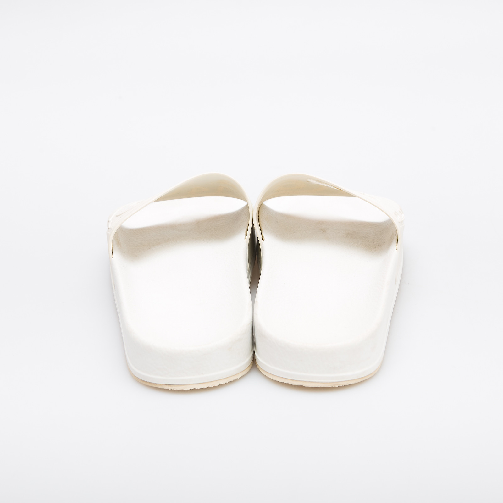 Сандалии белого цвета MM6 Maison Margiela - фото из каталога магазина брендовой одежды Second Friend Store Сандалии MM6 Maison Margiela - купить оригинал в секонд-хенде SFS - 3