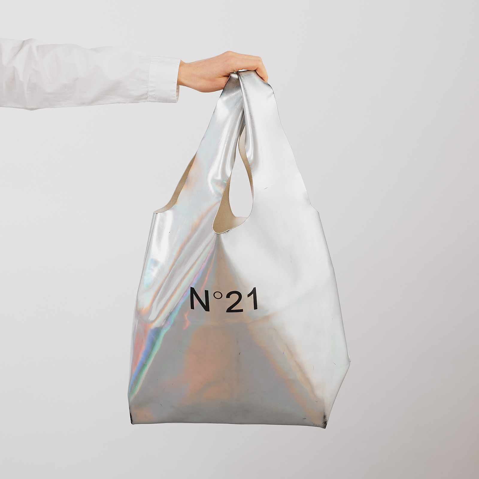 Сумка серебряного цвета N21 - фото из каталога магазина брендовой одежды Second Friend Store Сумка N21 - купить оригинал в секонд-хенде SFS - 4