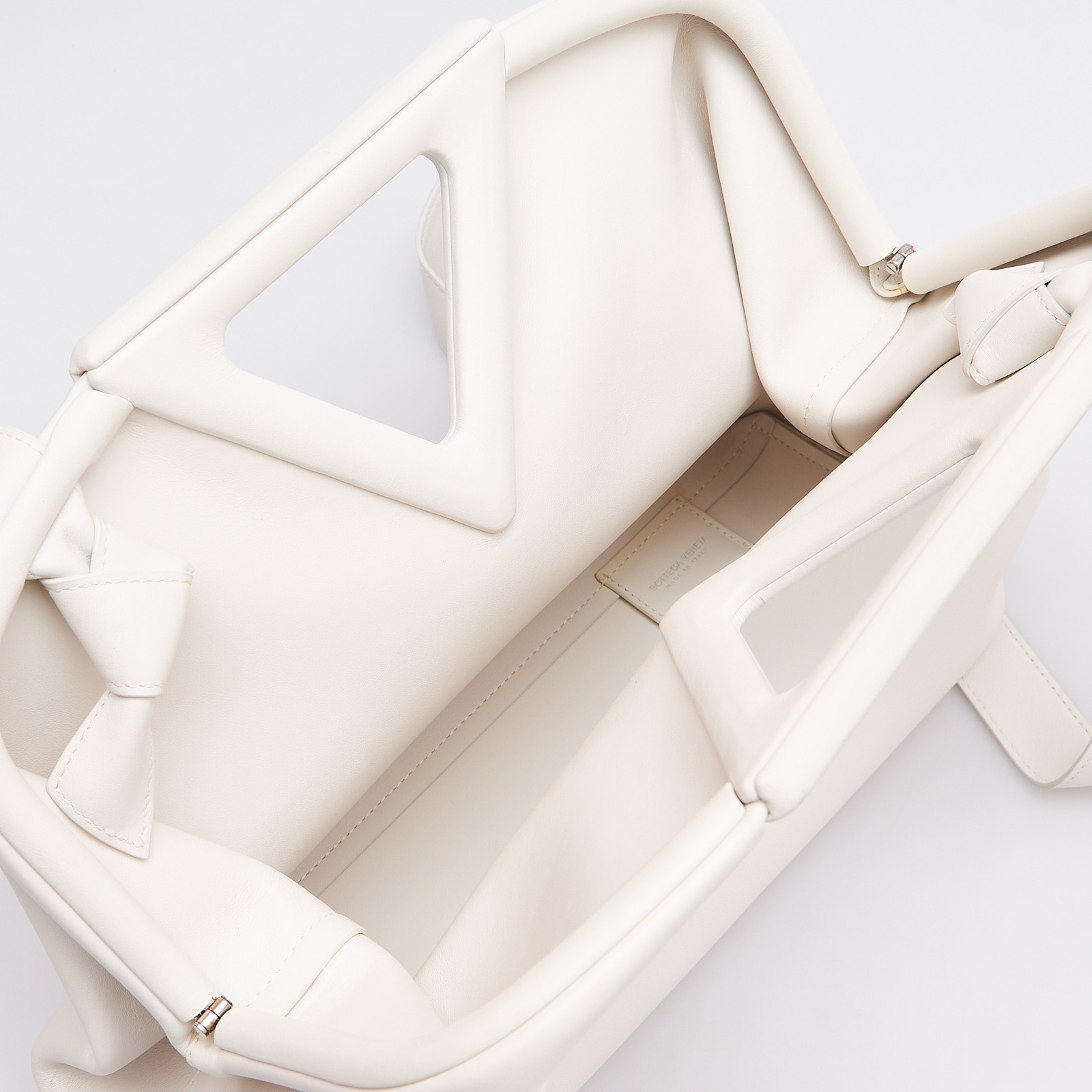 Сумка белого цвета Bottega Veneta - фото из каталога магазина брендовой одежды Second Friend Store Сумка Bottega Veneta - купить оригинал в секонд-хенде SFS - 8