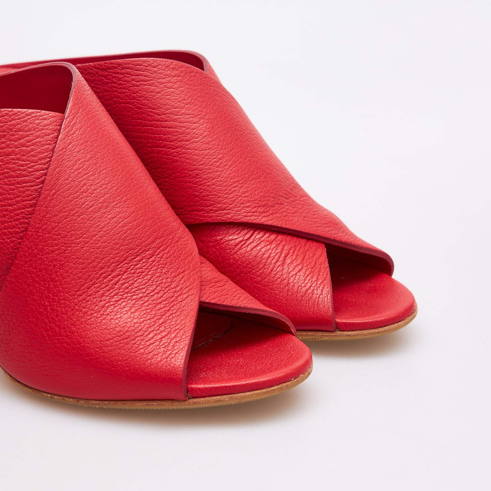 Мюли красного цвета Salvatore Ferragamo - фото из каталога магазина брендовой одежды Second Friend Store Мюли Salvatore Ferragamo - купить оригинал в секонд-хенде SFS - 4