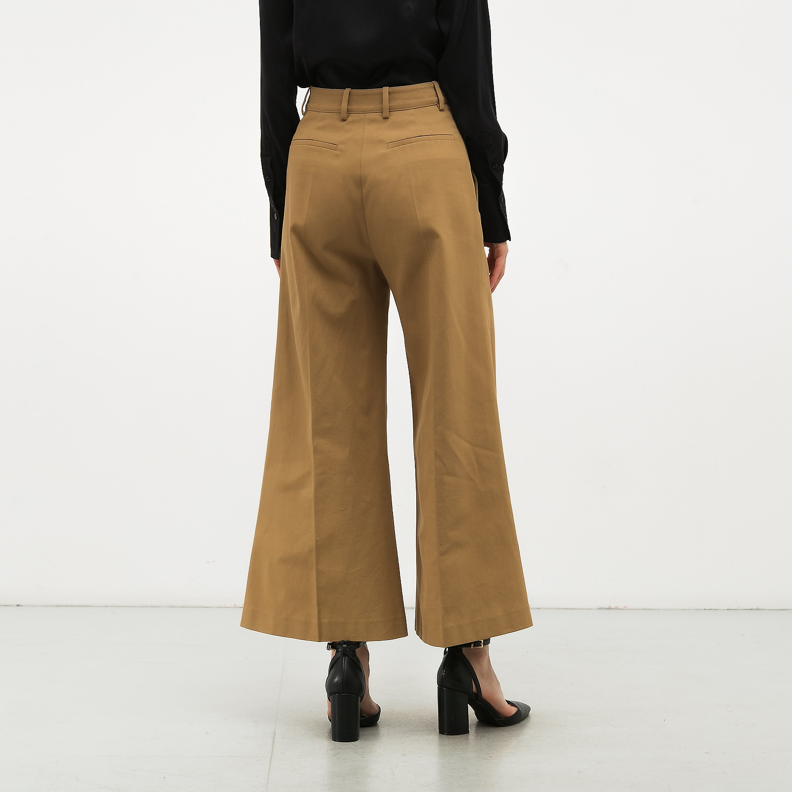 Брюки бежевого цвета Valentino - фото из каталога магазина брендовой одежды Second Friend Store Брюки Valentino - купить оригинал в секонд-хенде SFS - 2
