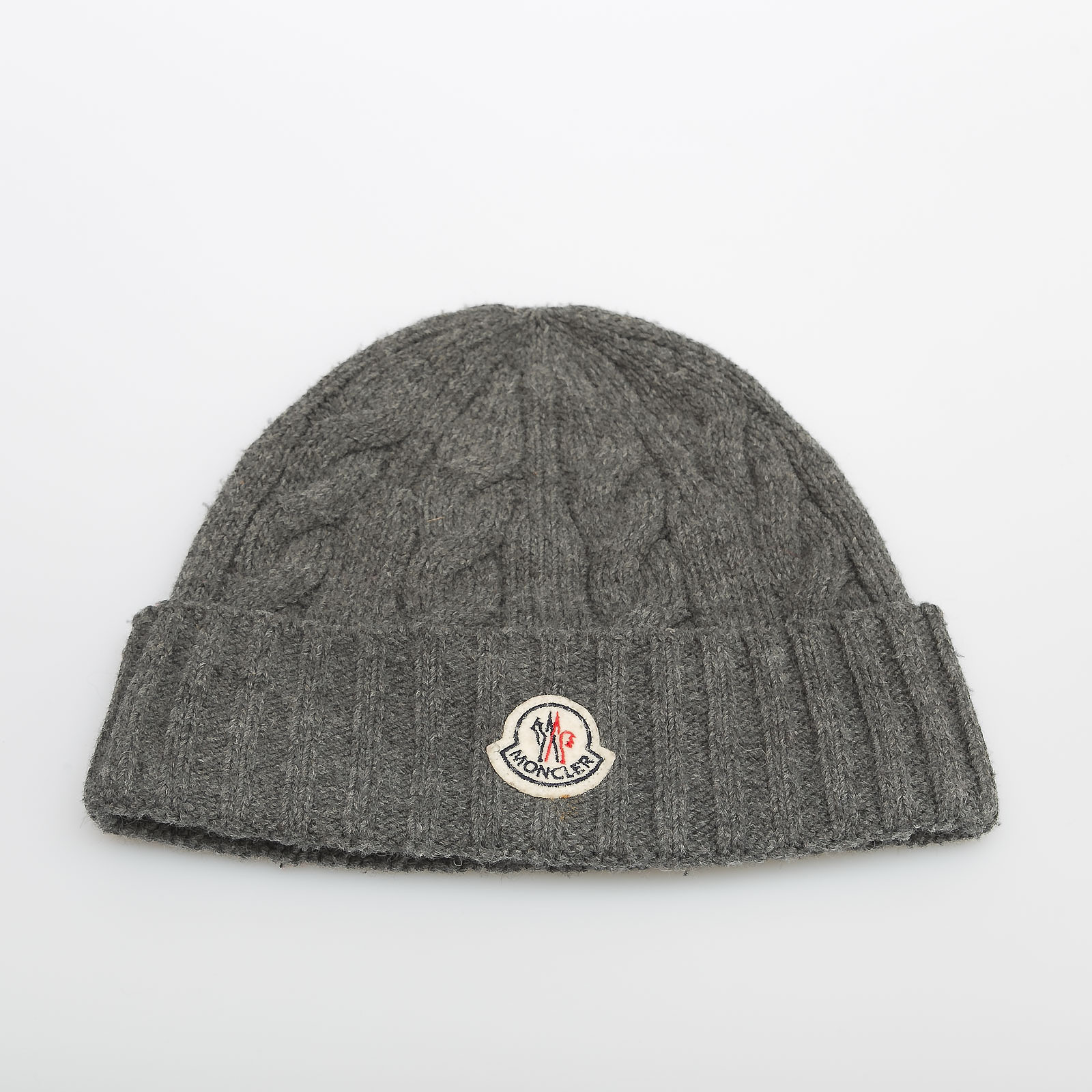 Шапка  серого цвета Moncler - фото из каталога магазина брендовой одежды Second Friend Store Шапка Moncler - купить оригинал в секонд-хенде SFS - 1