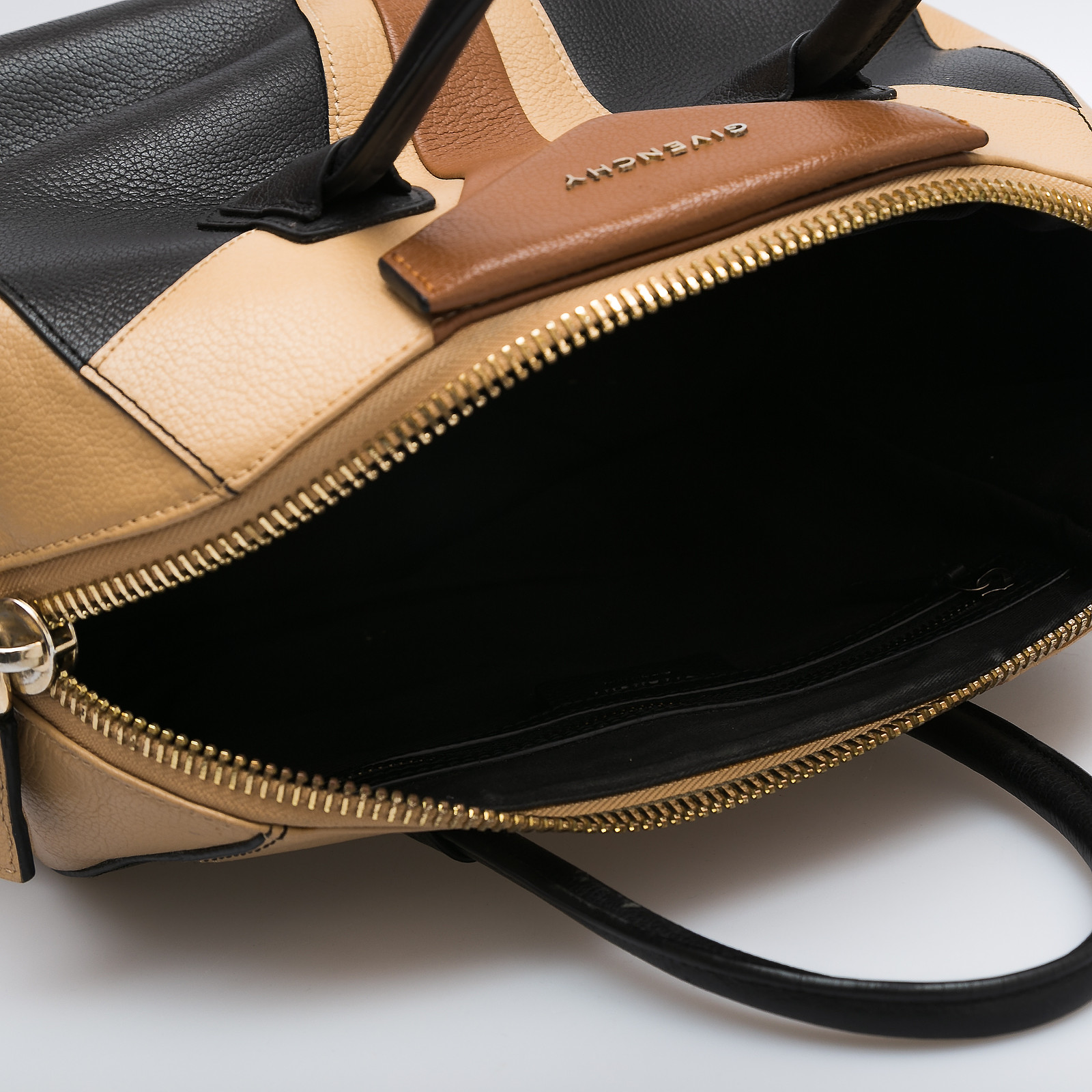 Сумка бежевого цвета Givenchy - фото из каталога магазина брендовой одежды Second Friend Store Сумка Givenchy - купить оригинал в секонд-хенде SFS - 4