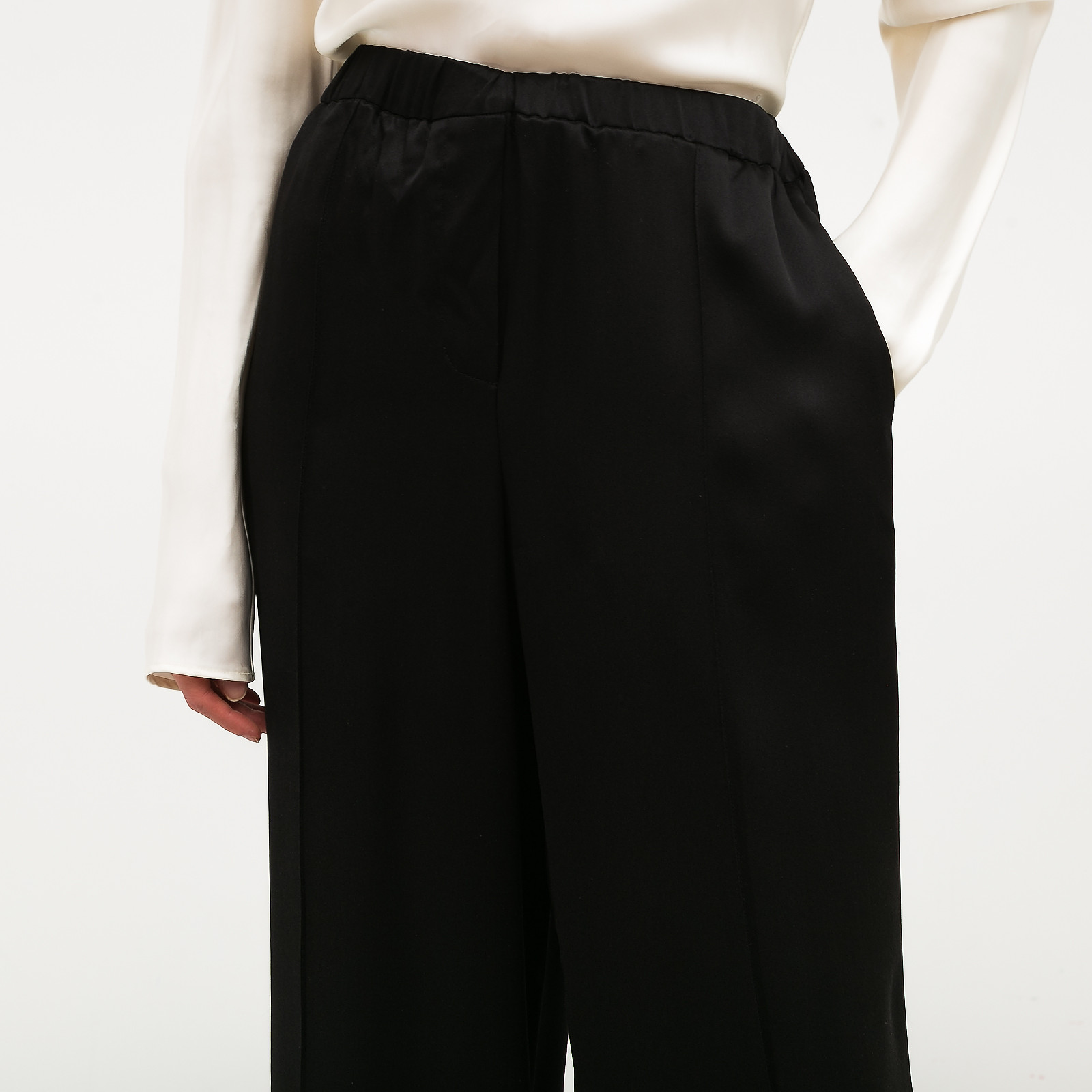 Брюки черного цвета Loewe - фото из каталога магазина брендовой одежды Second Friend Store Брюки Loewe - купить оригинал в секонд-хенде SFS - 4