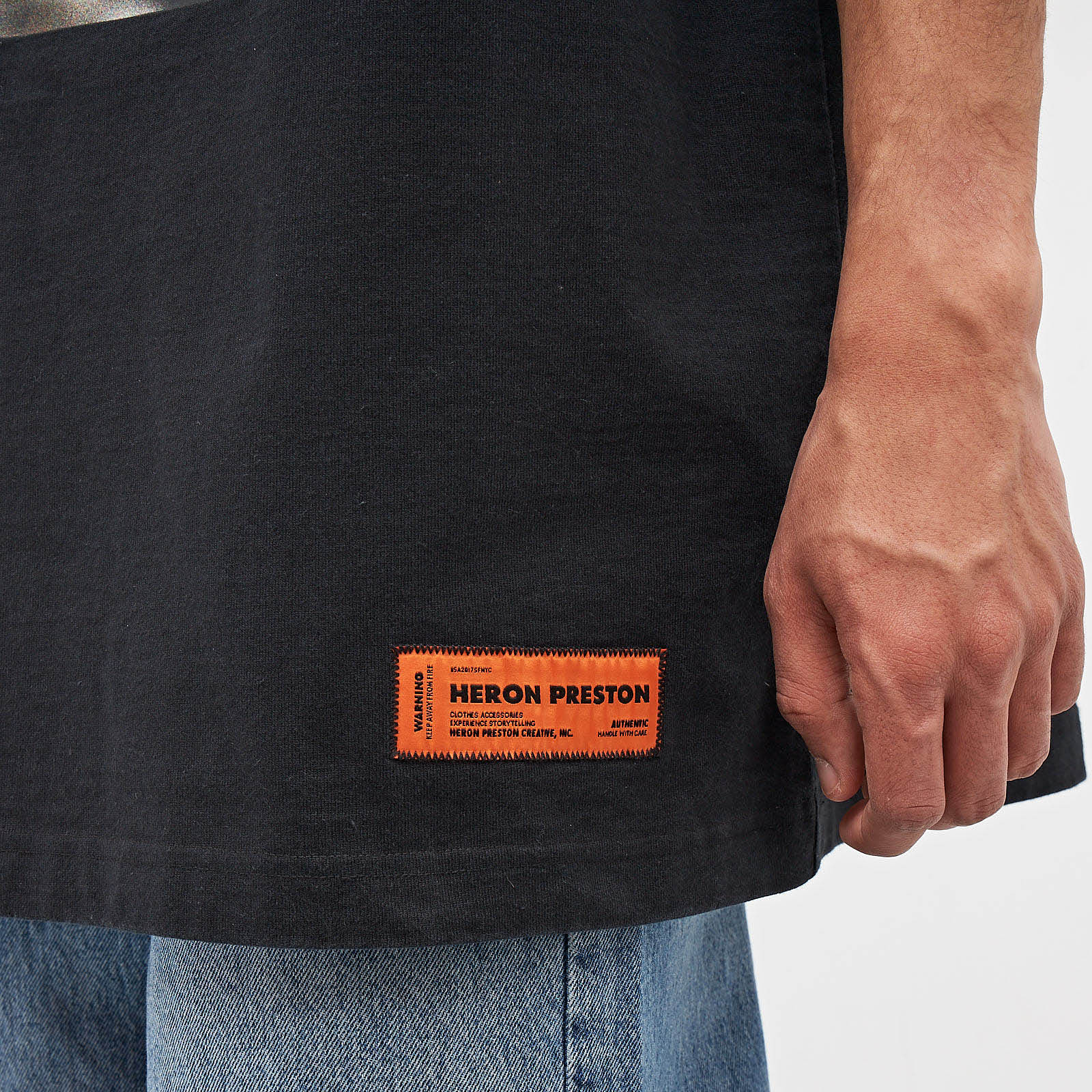 Футболка черного цвета Heron Preston - фото из каталога магазина брендовой одежды Second Friend Store Футболка Heron Preston - купить оригинал в секонд-хенде SFS - 4