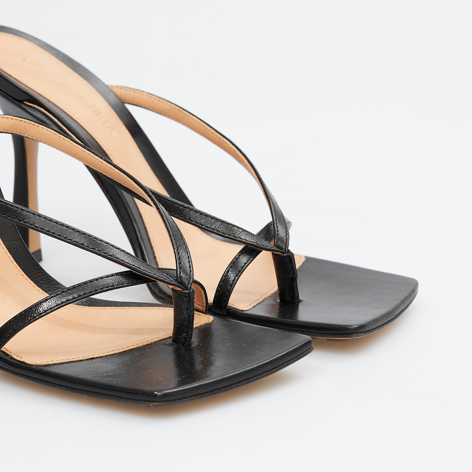 Босоножки  черного цвета Bottega Veneta - фото из каталога магазина брендовой одежды Second Friend Store Босоножки Bottega Veneta - купить оригинал в секонд-хенде SFS - 4