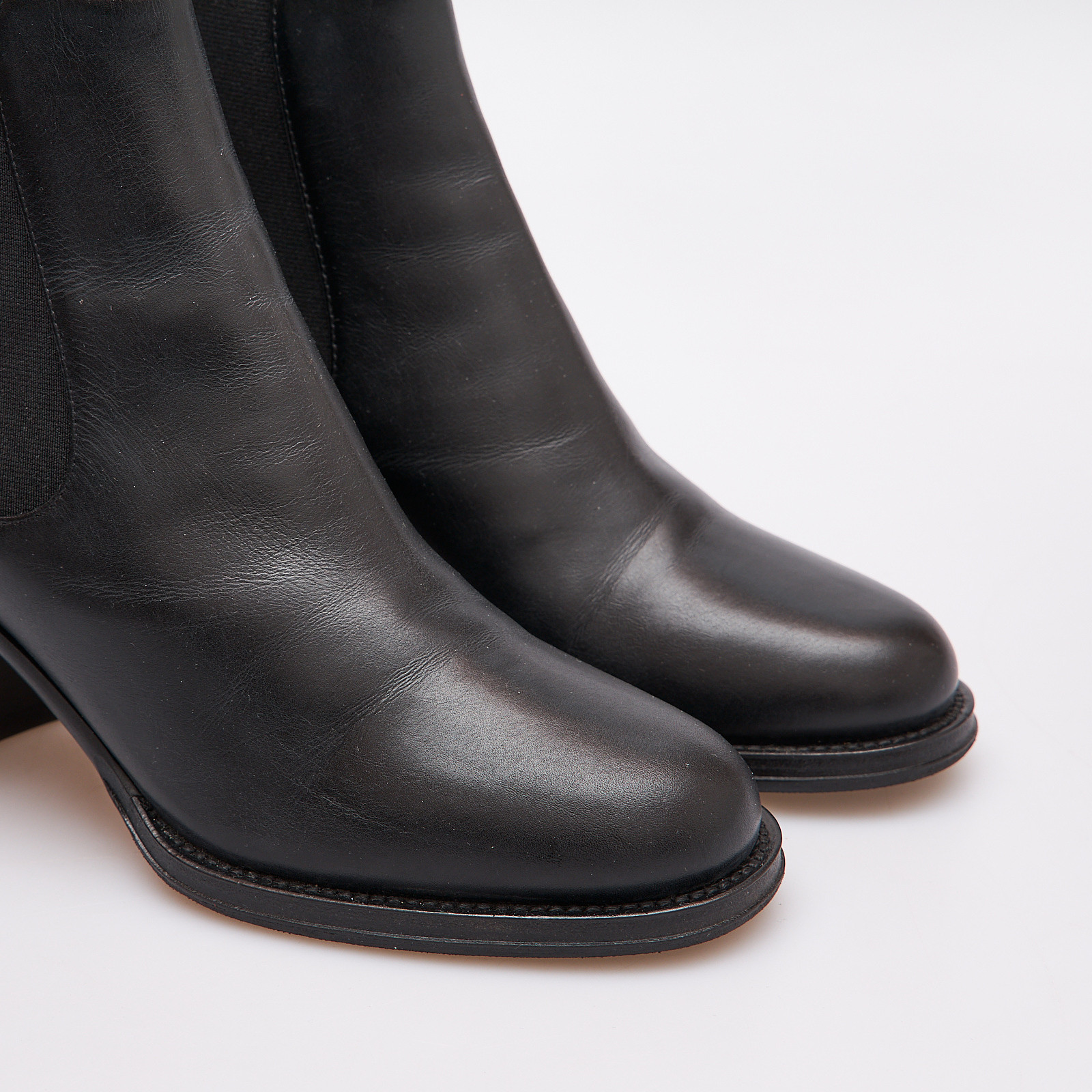 Ботинки черного цвета Chanel - фото из каталога магазина брендовой одежды Second Friend Store Ботинки Chanel - купить оригинал в секонд-хенде SFS - 4