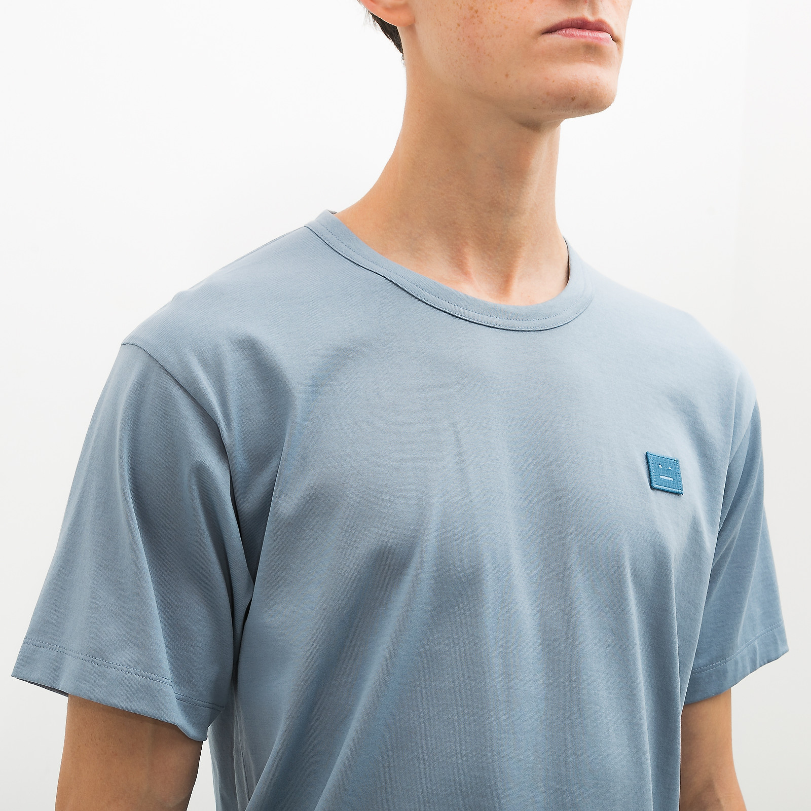 Футболка голубого цвета Acne Studios - фото из каталога магазина брендовой одежды Second Friend Store Футболка Acne Studios - купить оригинал в секонд-хенде SFS - 4