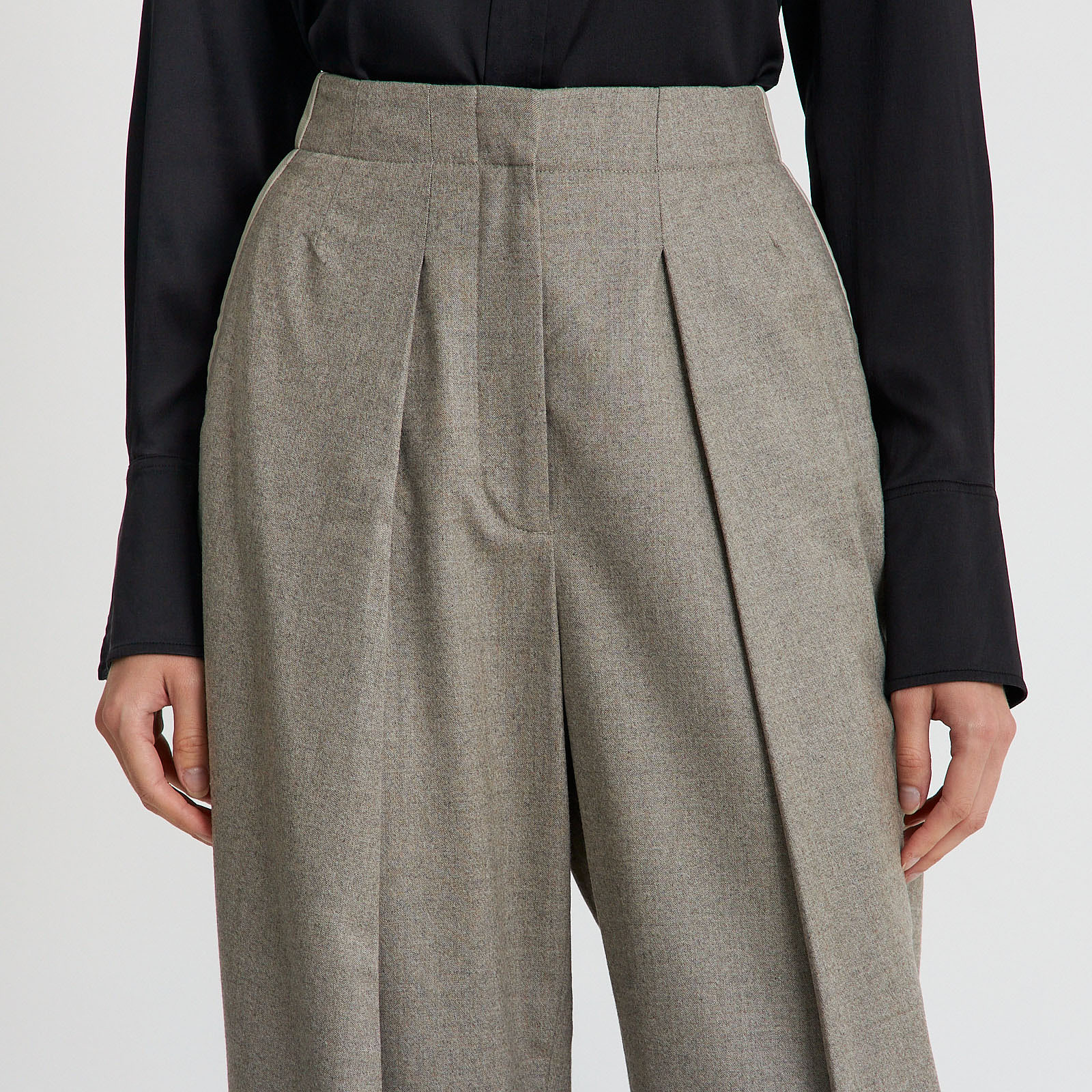 Брюки серого цвета Stella McCartney - фото из каталога магазина брендовой одежды Second Friend Store Брюки Stella McCartney - купить оригинал в секонд-хенде SFS - 4