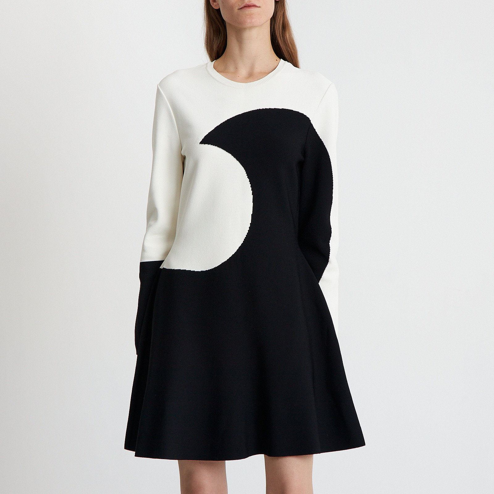 Платье белого цвета Valentino - фото из каталога магазина брендовой одежды Second Friend Store Платье Valentino - купить оригинал в секонд-хенде SFS - 1