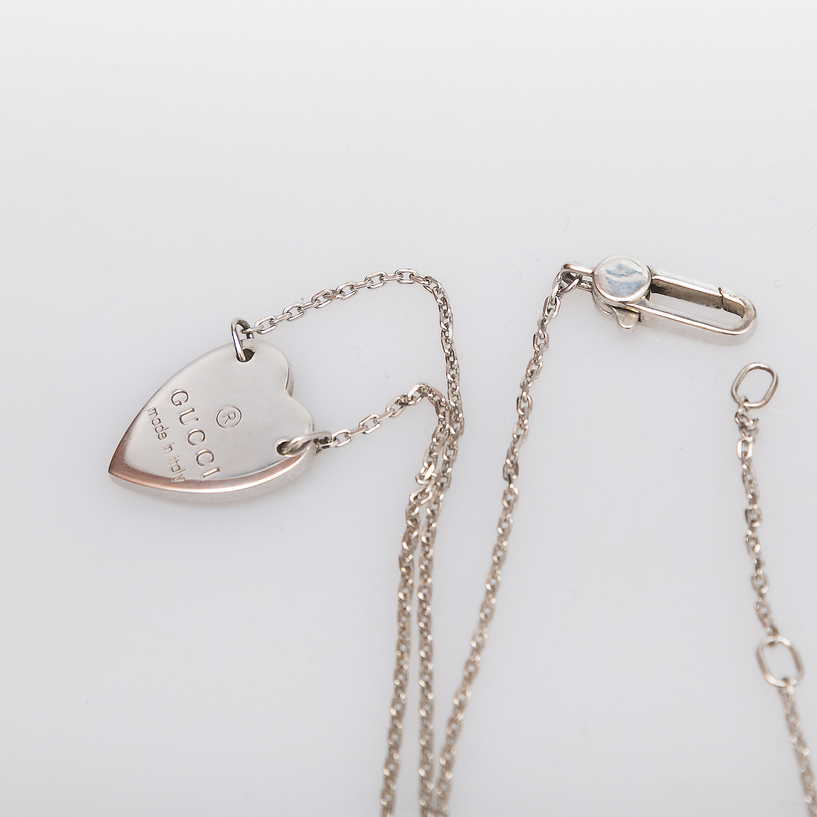 Колье серебряного цвета Gucci - фото из каталога магазина брендовой одежды Second Friend Store Колье Gucci - купить оригинал в секонд-хенде SFS - 4