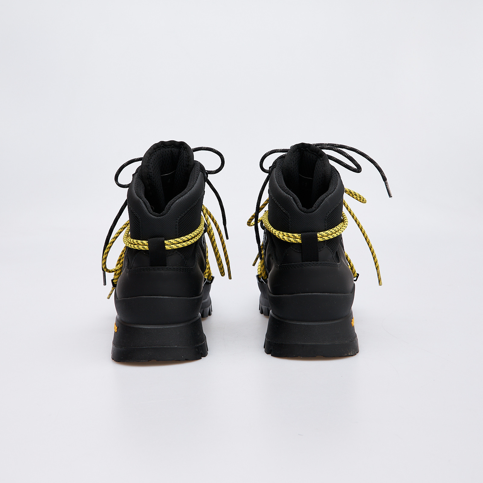 Ботинки черного цвета Moncler - фото из каталога магазина брендовой одежды Second Friend Store Ботинки Moncler - купить оригинал в секонд-хенде SFS - 3