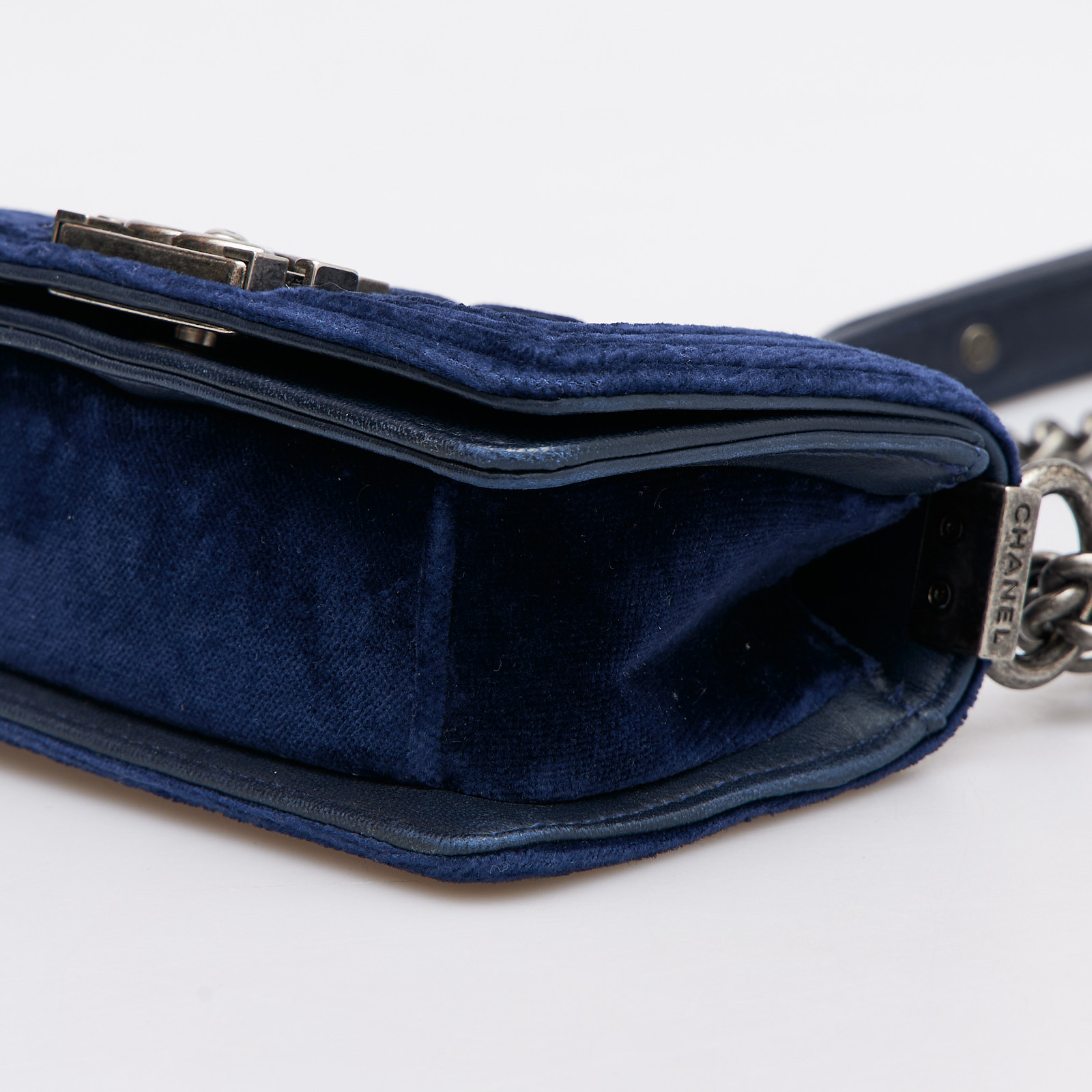 Сумка  синего цвета Chanel - фото из каталога магазина брендовой одежды Second Friend Store Сумка Chanel - купить оригинал в секонд-хенде SFS - 8