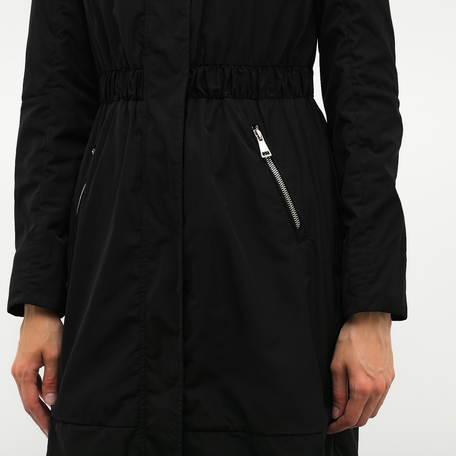 Плащ  черного цвета Moncler - фото из каталога магазина брендовой одежды Second Friend Store Плащ Moncler - купить оригинал в секонд-хенде SFS - 4